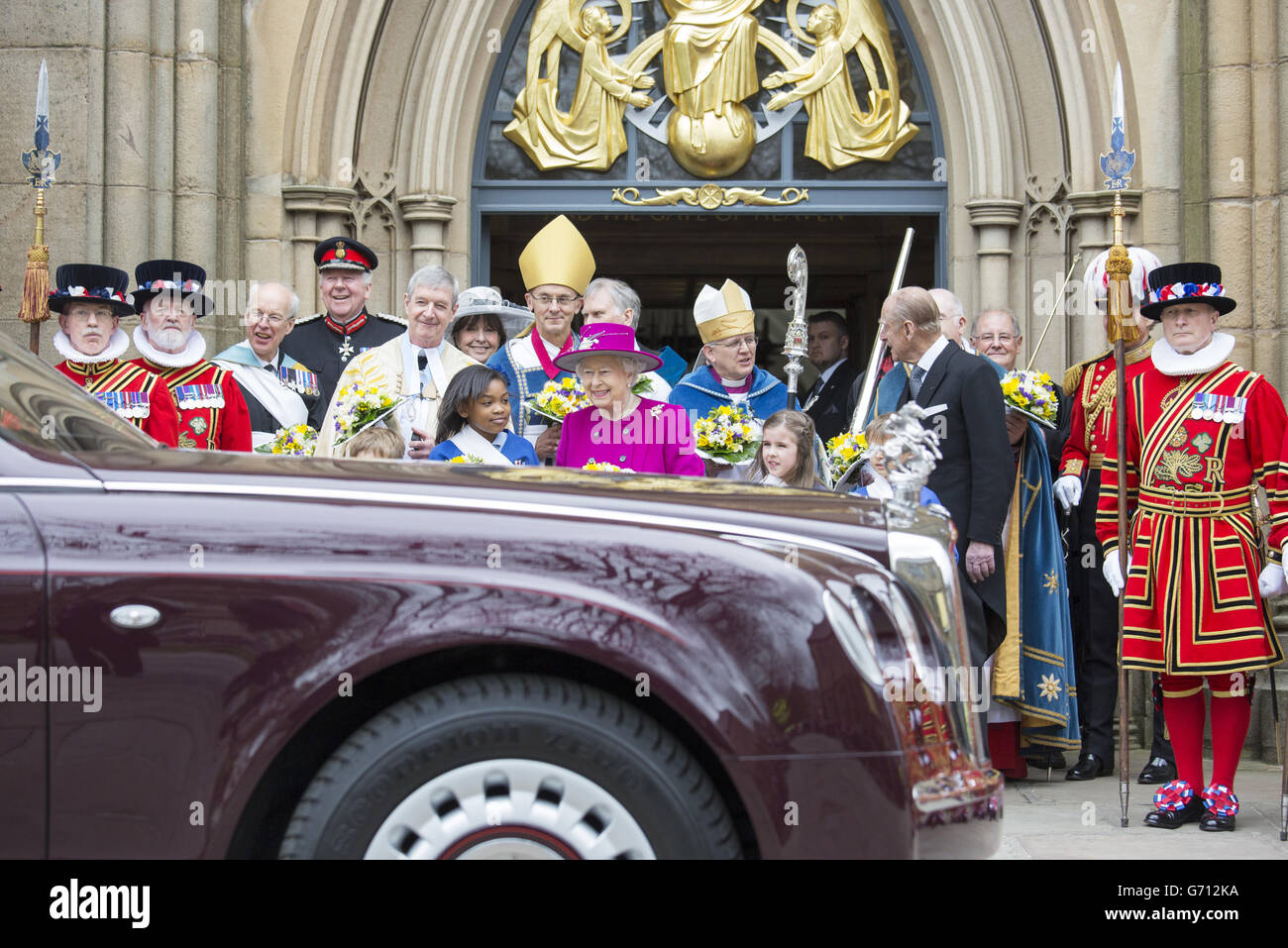 La regina Elisabetta II e il duca di Edimburgo fuori dalla cattedrale di Blackburn nel Lancashire dopo aver partecipato al tradizionale servizio di Royal Maundy Thursday. Foto Stock