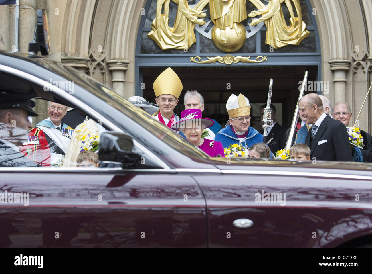 La regina Elisabetta II e il duca di Edimburgo fuori dalla cattedrale di Blackburn nel Lancashire dopo aver partecipato al tradizionale servizio di Royal Maundy Thursday. Foto Stock