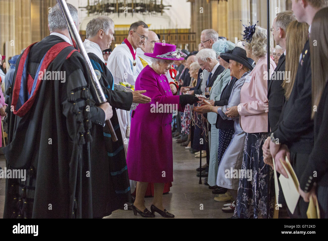 La Regina Elisabetta II consegna i soldi dei Maundy alla Cattedrale di Blackburn nel Lancashire durante il tradizionale servizio di Giovedi' reale Maundy. Foto Stock