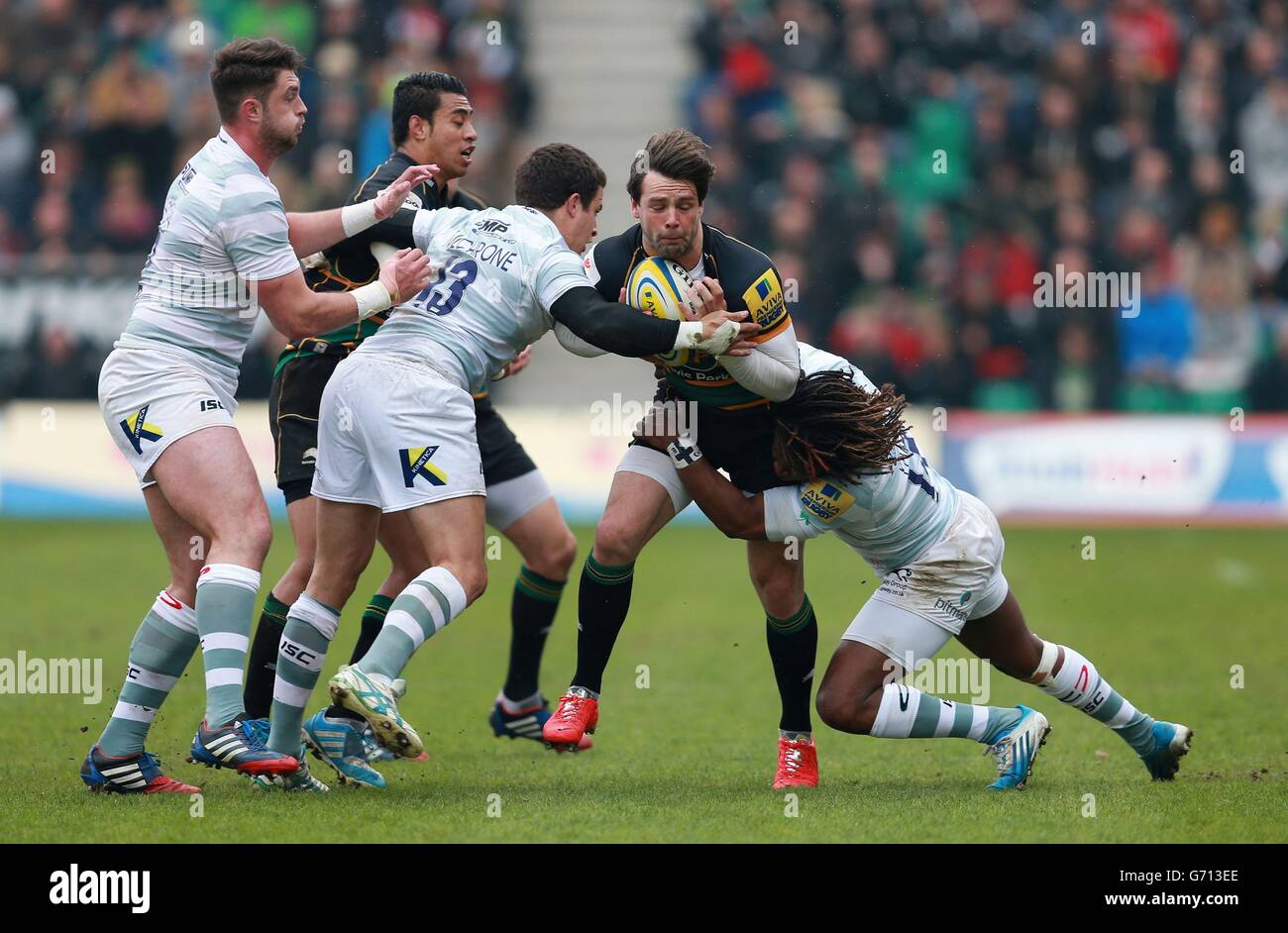 Il ben Foden di Northampton viene affrontato dal Marland Yarde (a destra) di Londra Irish durante la partita Aviva Premiership ai Franklins Gardens, Northampton. Foto Stock