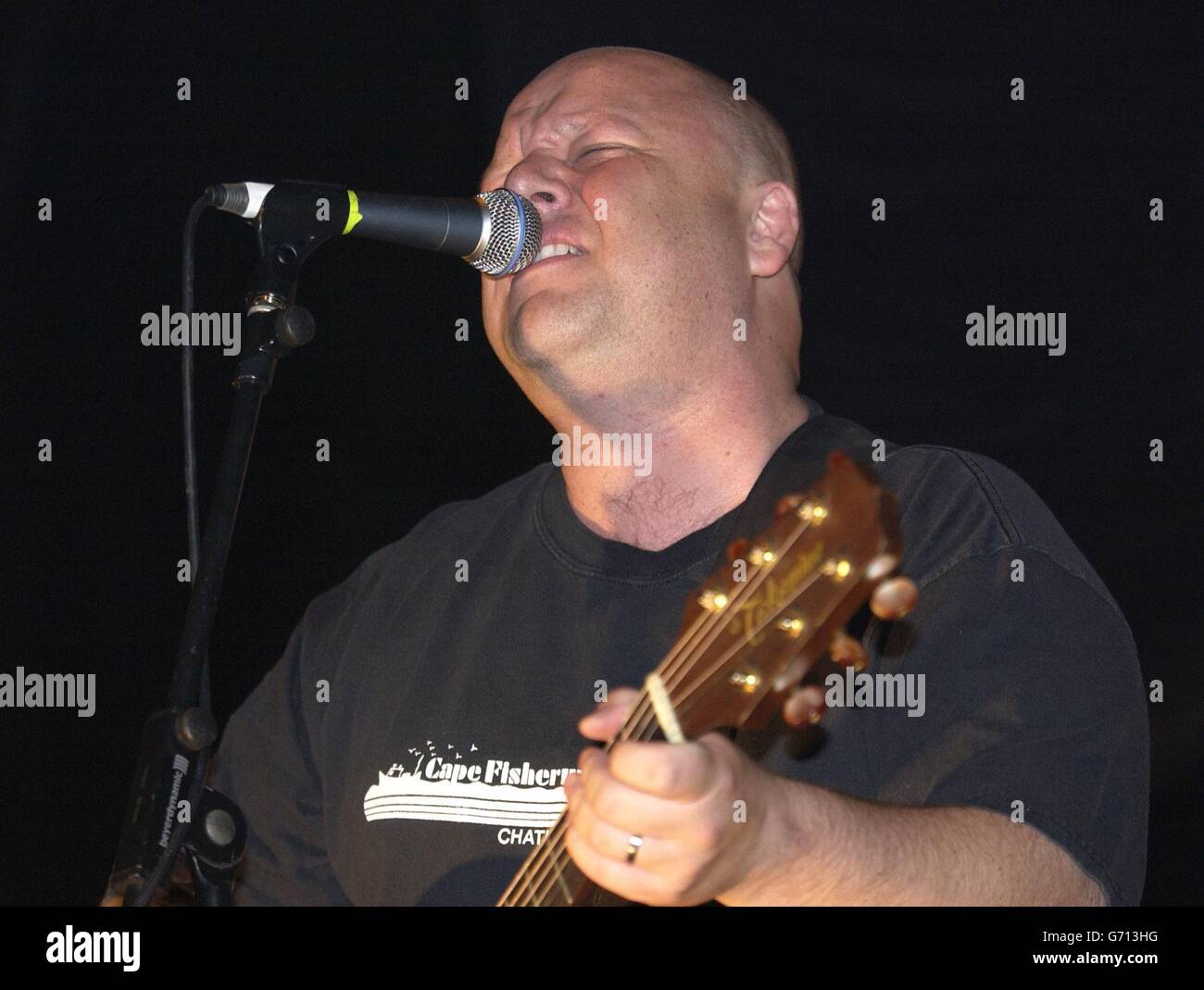 Frank Black della band indie rock americana recentemente riformata The Pixies si esibisce dal vivo sul palco presso la Carling Brixton Academy a Londra sud. 12/06/04: Più di 110,000 appassionati di rock si aspettano di scendere a Phoenix Park, Dublino, per un mega-concerto con la testa dei Pixies e dei Red Hot Chili Peppers. Il concerto estivo assisterà alla riunificazione dei Pixies per la prima volta in 10 anni sul suolo irlandese. Foto Stock