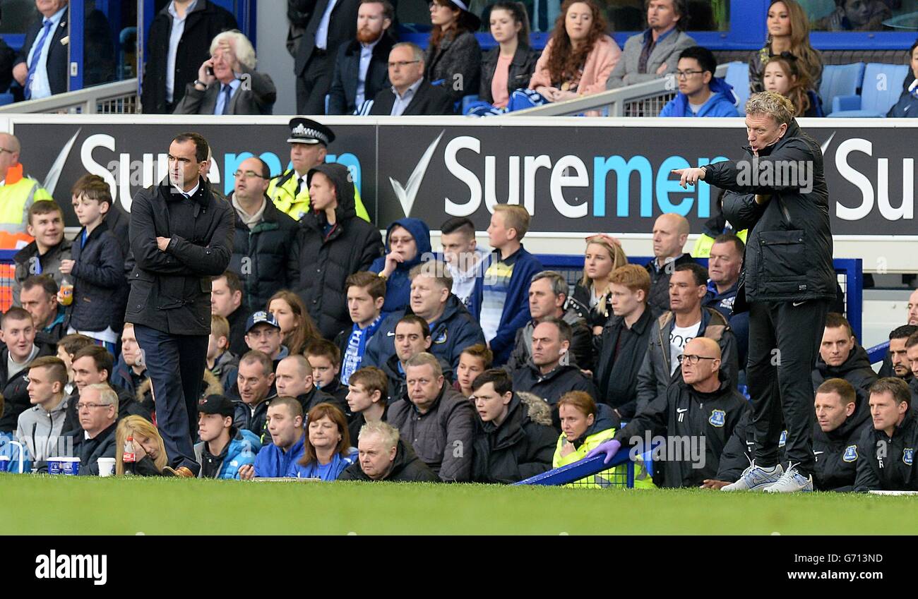Calcio - Barclays Premier League - Everton / Manchester United - Goodison Park. Roberto Martinez (a sinistra) e David Moyes, manager del Manchester United, sulla linea di contatto Foto Stock