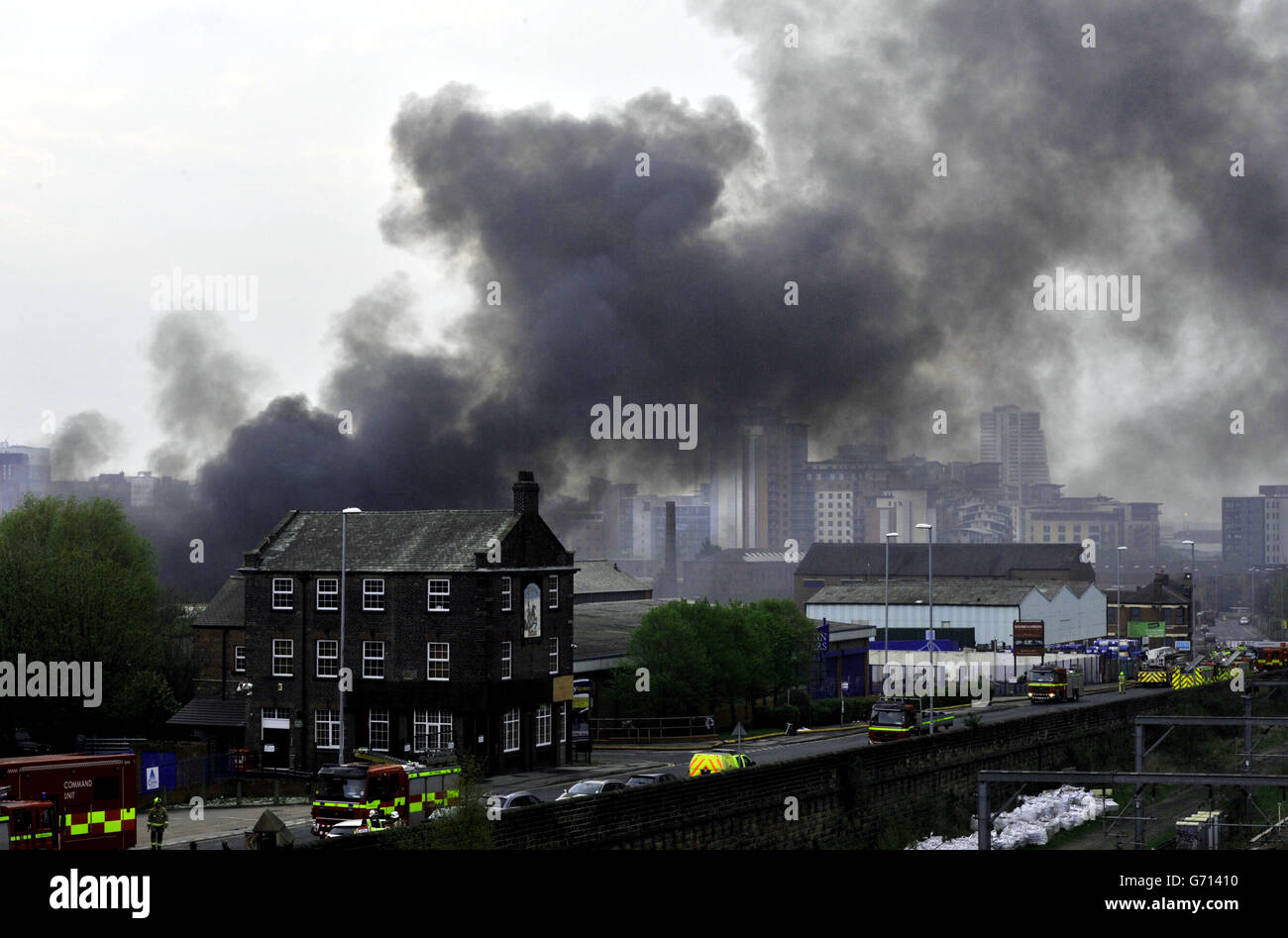 Un pennacchio di fumo nero proveniente da un'apertura in un edificio utilizzato per lo stoccaggio di sostanze chimiche ai margini del centro di Leeds si sposta attraverso la città, poiché ai residenti nell'area di Albion Way è stato chiesto di tenere chiuse le finestre e le porte come 15 equipaggi antincendio da tutta l'ovest Lo Yorkshire continua a combattere il fuoco. Foto Stock