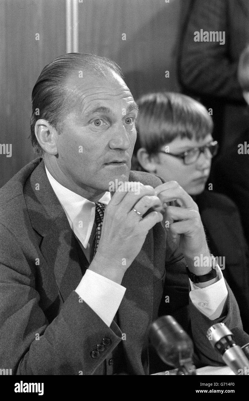 07/11/1975 - in questa giornata di storia - il dottor Tiede Herrema, l'industriale olandese rapito da un gunman dell'IRA, viene rilasciato dopo un seige armato. Il dottor Tiede Herrema, 53 anni, e suo figlio Harm, 14 anni, durante una conferenza stampa all'aeroporto di Shannon poco dopo il suo ritorno in Irlanda, e per tornare a lavorare a Limerick. Herrema, industriale olandese ed eroe dell'assedio di Monasterevin, era stato ricuperato nelle Bahamas. È appena un mese da quando il suo Calvario di cinque settimane è terminato. Foto Stock