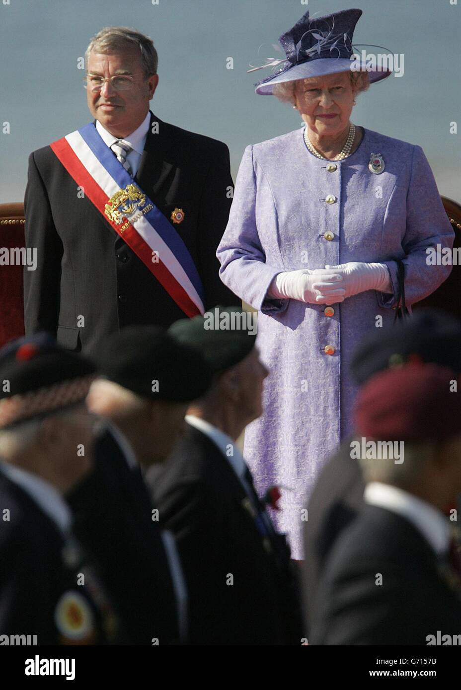 La Regina Elisabetta II con Arromanches 1 ° vice sindaco Jean-Charles Andre durante la marcia di addio dell'Associazione dei Veterani della Normandia ad Arromanches in Normandia, Francia. Foto Stock