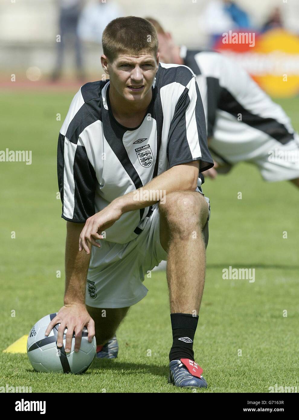 Steven Gerrard, centrocampista di Liverpool, si è allenato in Inghilterra a Lisbona, in Portogallo, in preparazione alla partita di apertura Euro 2004 contro la Francia di questa domenica. Foto Stock