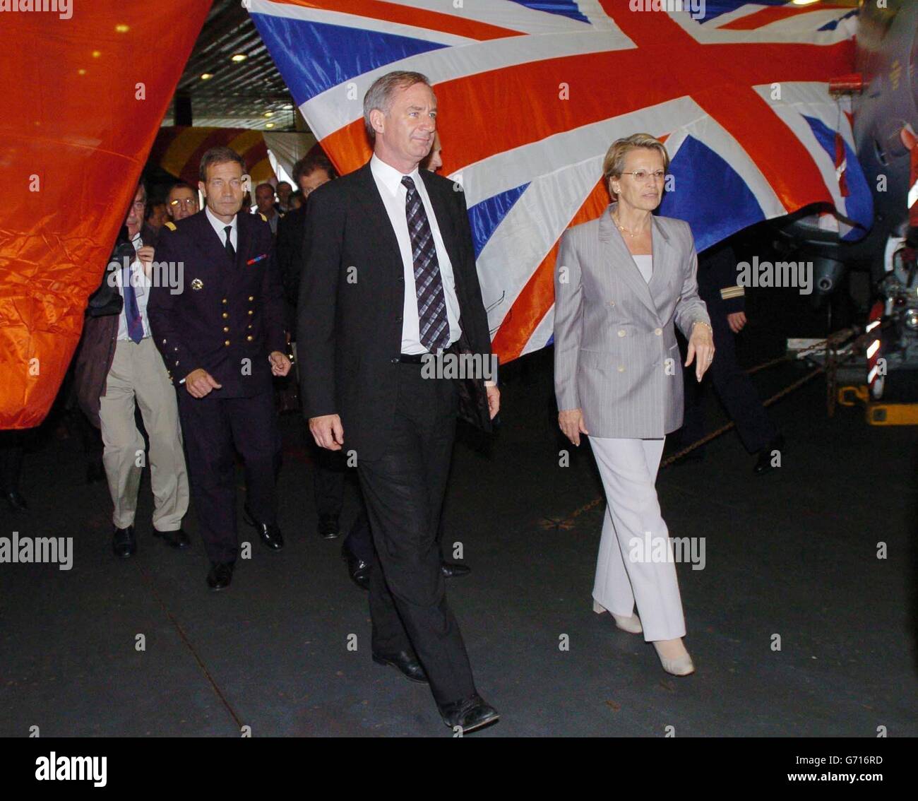 Il ministro della Difesa Geoff Hoon (centro) con il suo omologo francese Michele Alliot-Marie, dopo aver firmato accordi volti a creare una pianificazione militare più stretta tra i due paesi, a bordo del portaerei francese Charles de Gaulle, ancorato a Gosport, Hampshire. Gli accordi segnano il centenario dell'accordo Entente Cordiale. Foto Stock