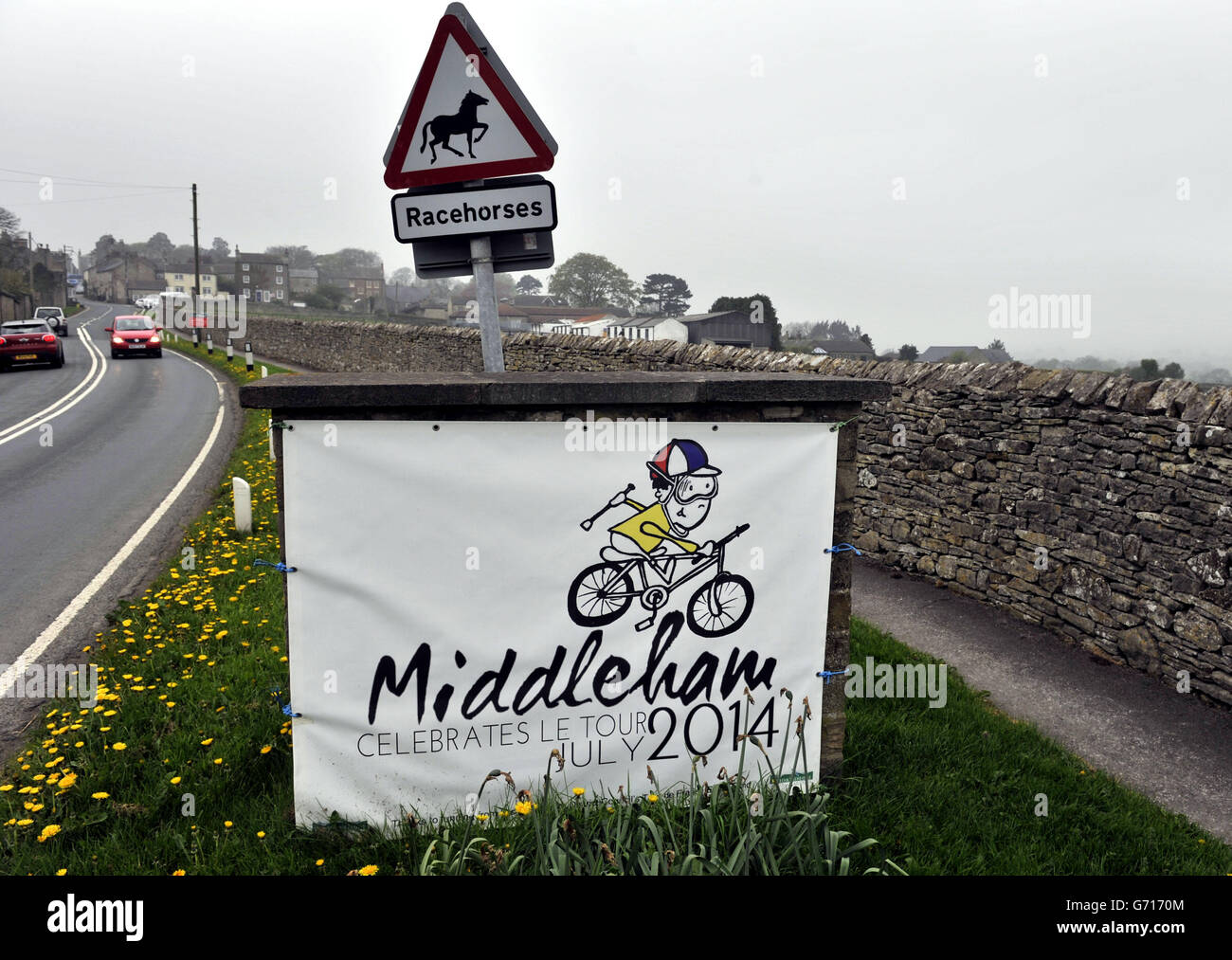 Il famoso centro di addestramento ippico di Middleham entra nello spirito del Tour de France con questo nuovo segno. La grande gara passa attraverso il villaggio Dales sulla fase 1 che corre tra Leeds e Harrogate Picture Date: Domenica 27 aprile 2014. Il credito fotografico deve essere John Giles/PA Foto Stock