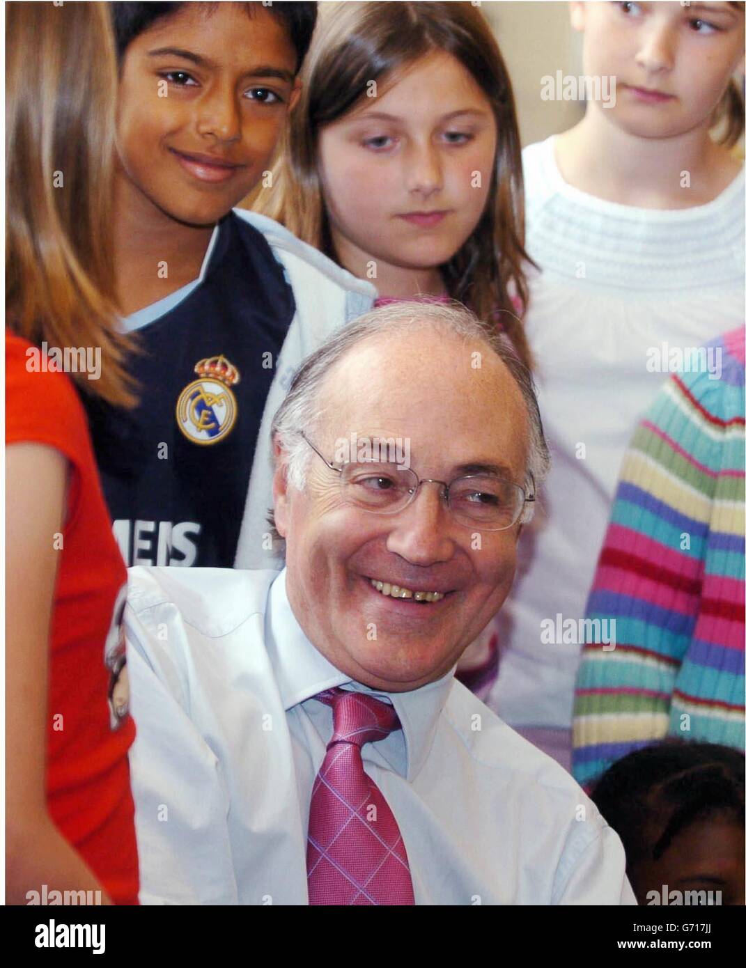 Il leader del Partito conservatore Michael Howard tiene una sessione di domande e risposte per gli alunni durante una visita alla Avenue Infant, Nusery e Junior School di Leicester. Foto Stock