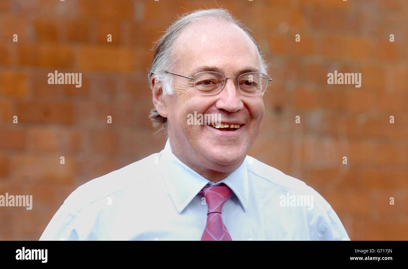 Il leader del Partito conservatore Michael Howard durante una visita alla Avenue Infant, Nusery e Junior School a Leicester. Foto Stock