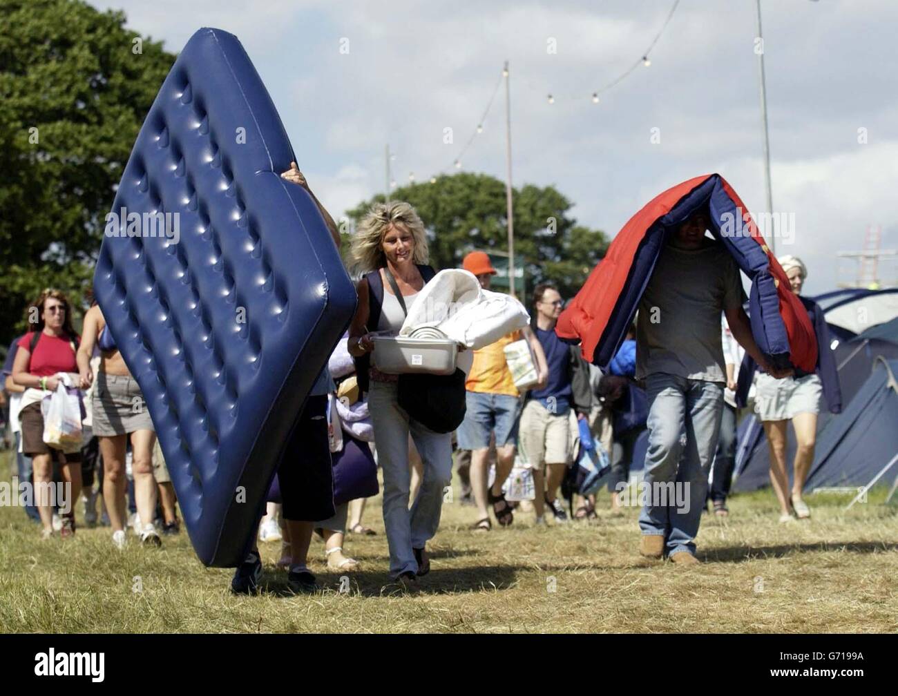 I festaioli arrivano per il primo giorno del Nokia Isle of Wight Festival al Seaclose Park di Newport, Isola di Wight. Foto Stock