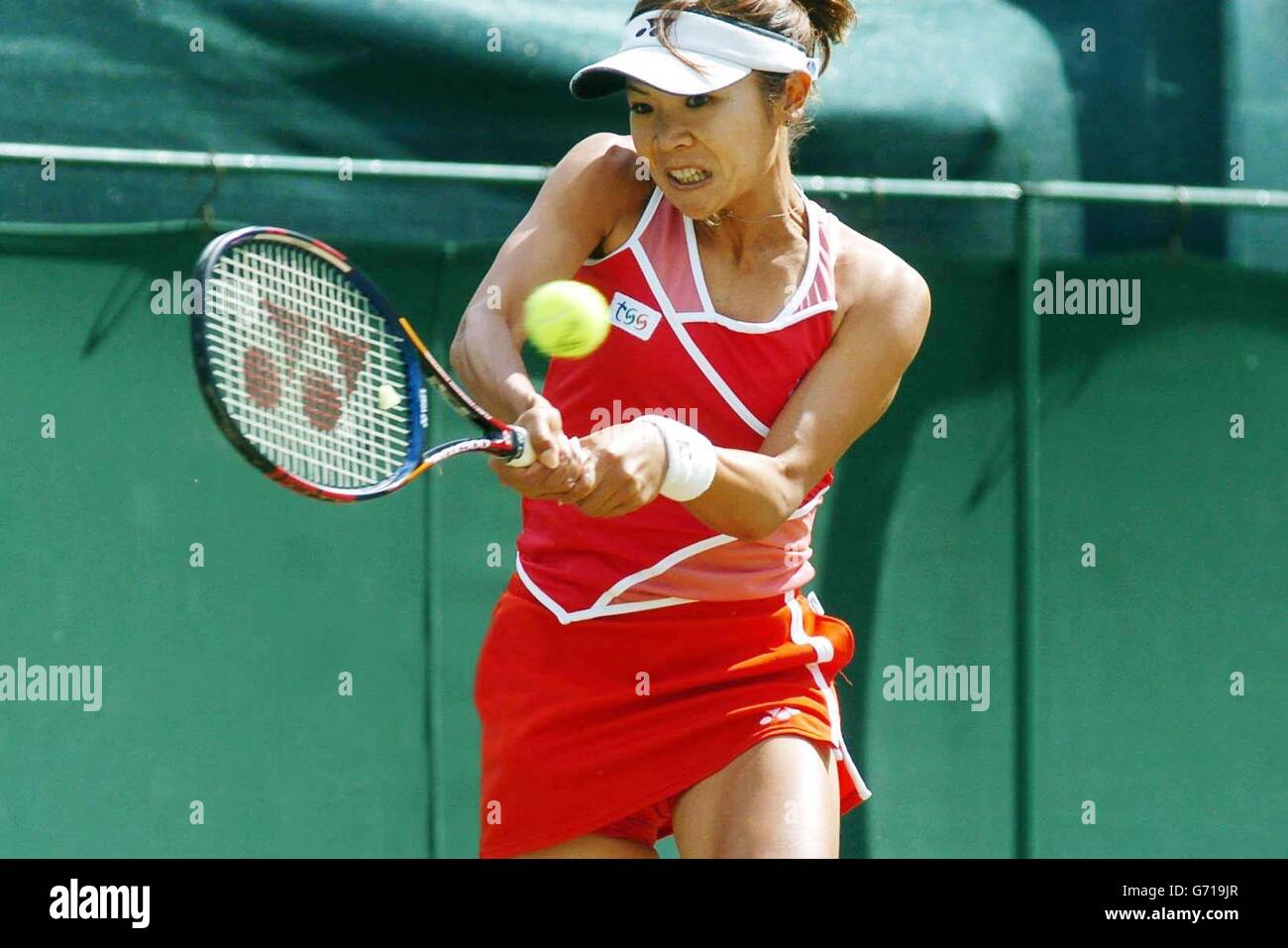 Saori Obata in azione durante la partita contro Patty Schnyder nel DFS Classic, torneo internazionale femminile di tennis all'Edgbaston Priory Club di Birmingham. Foto Stock