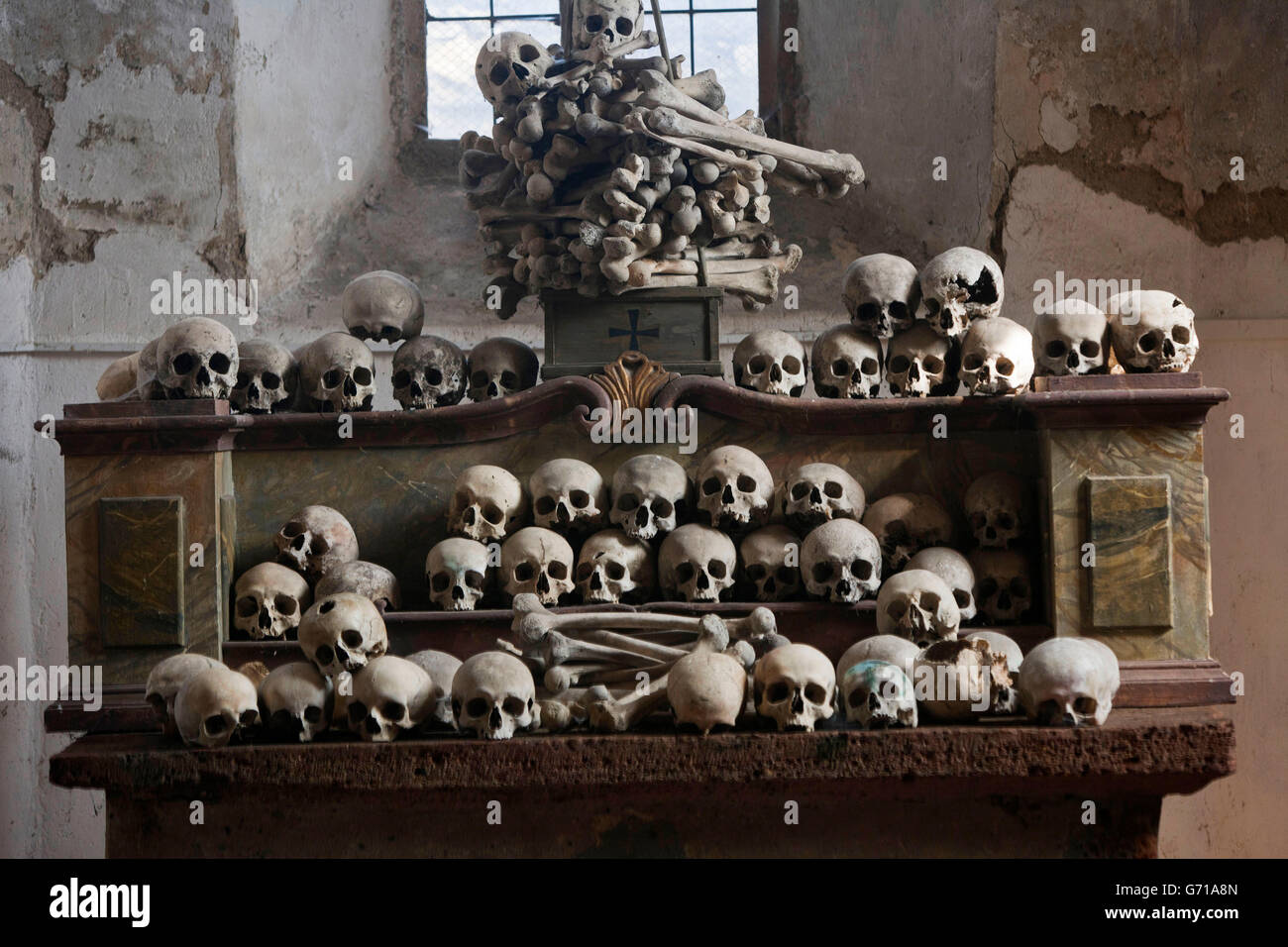 Teschi sull altare, ossario gotico casa di osso, chiesa fortificata, St Michael, Wachau, Austria Inferiore, Austria / ossario Foto Stock