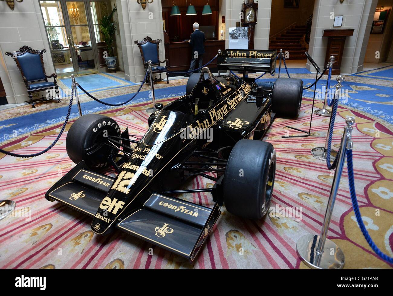 La vettura da corsa di Formula uno Lotus guidata dal defunto Ayrton Senna, ucciso 20 anni fa, va in mostra al Royal Automobile Club di Londra. Foto Stock