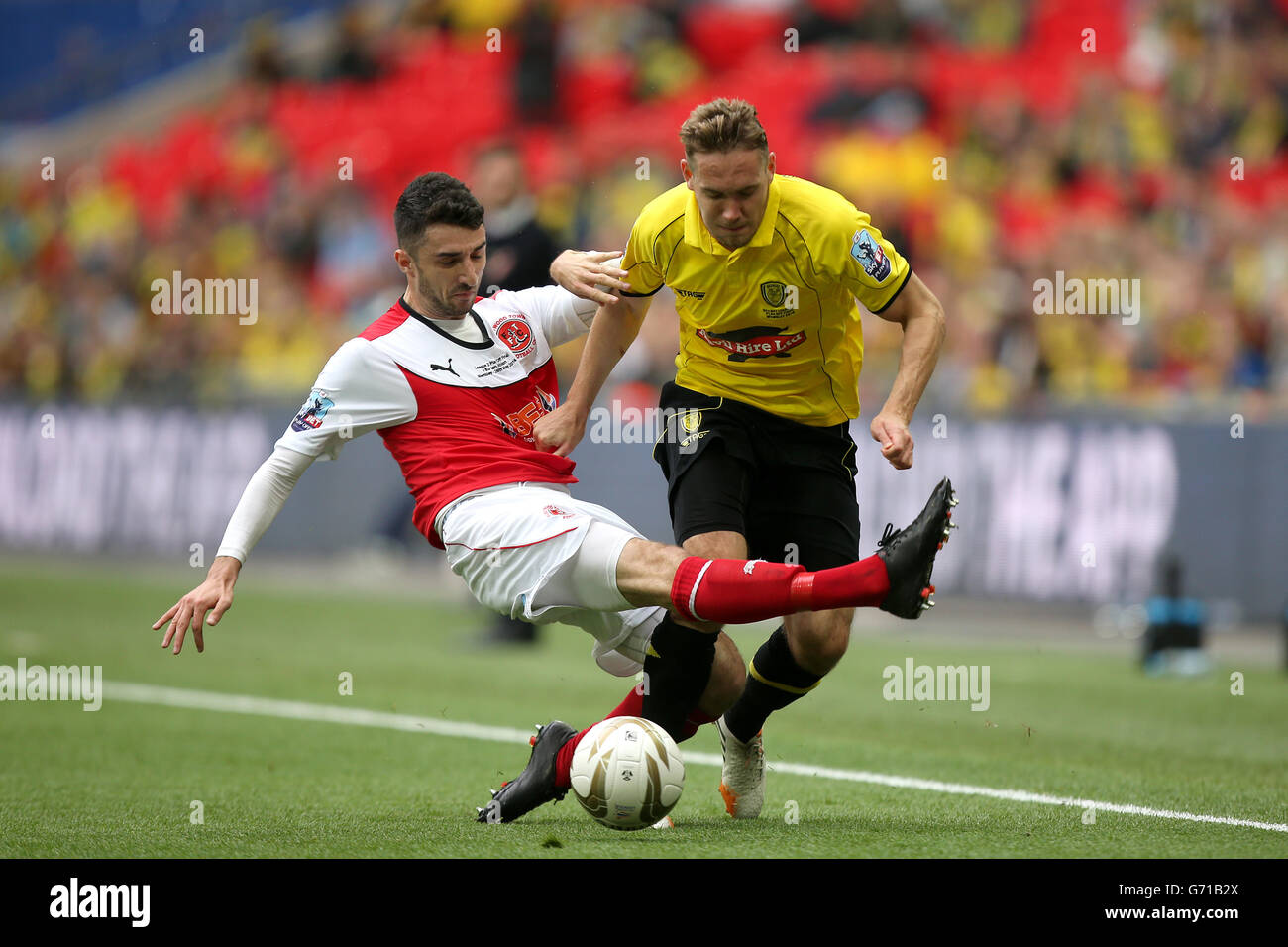 Il Conor McLaughlin di Fleetwood Town (a sinistra) e Chris Hussey di Burton Albion si battono per la palla durante la finale di due Play Off della Sky Bet League al Wembley Stadium di Londra. PREMERE ASSOCIAZIONE foto. Data immagine: Lunedì 26 maggio 2014. Guarda la storia della PA SOCCER League due. Il credito fotografico dovrebbe essere: John Walton/PA Wire. Massimo 45 immagini durante un confronto. Nessuna emulazione video o promozione come "live". Nessun utilizzo in giochi, concorsi, merchandising, scommesse o servizi di club/giocatore singolo. Nessun utilizzo con audio, video, dati, partite o logo di club/campionato non ufficiali. Foto Stock