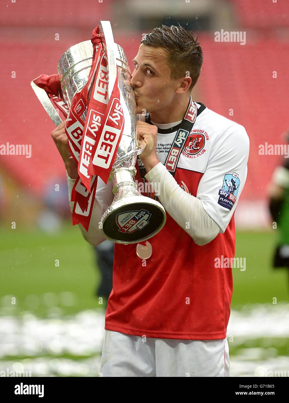 Calcio - Sky Bet League 2 - Gioca fuori - finale - Fleetwood Town / Burton Albion - Stadio di Wembley. Antoni Sarcevic di Fleetwood Town festeggia con il trofeo Sky Bet League due dopo il gioco Foto Stock