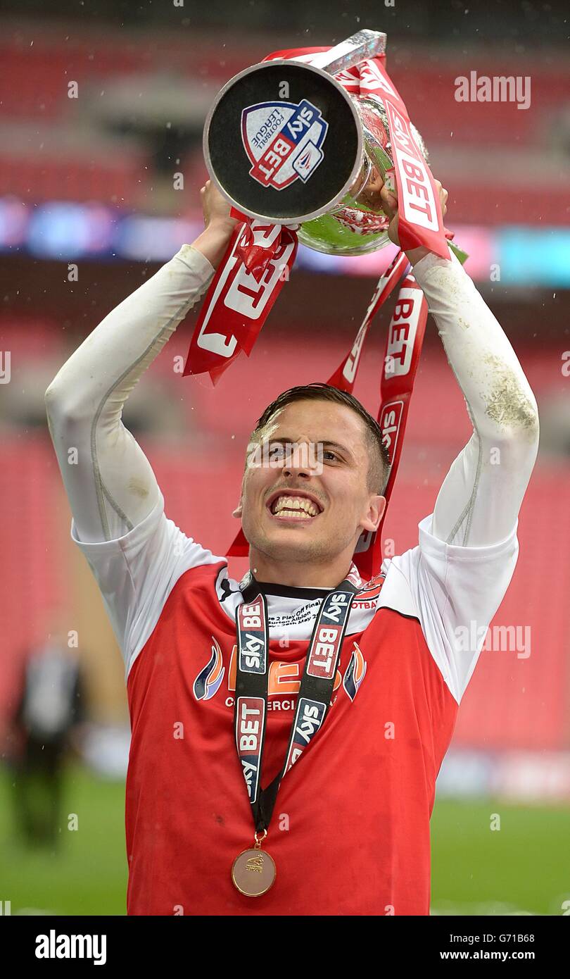 Calcio - Sky Bet League 2 - Gioca fuori - finale - Fleetwood Town / Burton Albion - Stadio di Wembley. Antoni Sarcevic di Fleetwood Town festeggia con il trofeo Sky Bet League due dopo il gioco Foto Stock