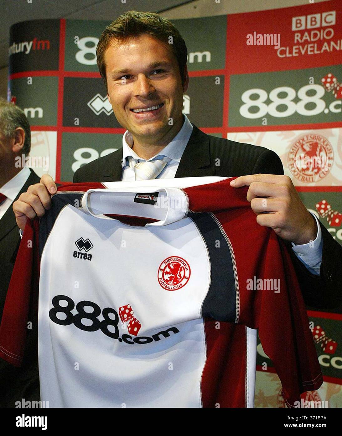 Il calciatore internazionale australiano Mark Viduka completa la sua firma per il Middlesbrough FC del Leeds United FC al campo di allenamento di Hurworth, Darlington. Foto Stock