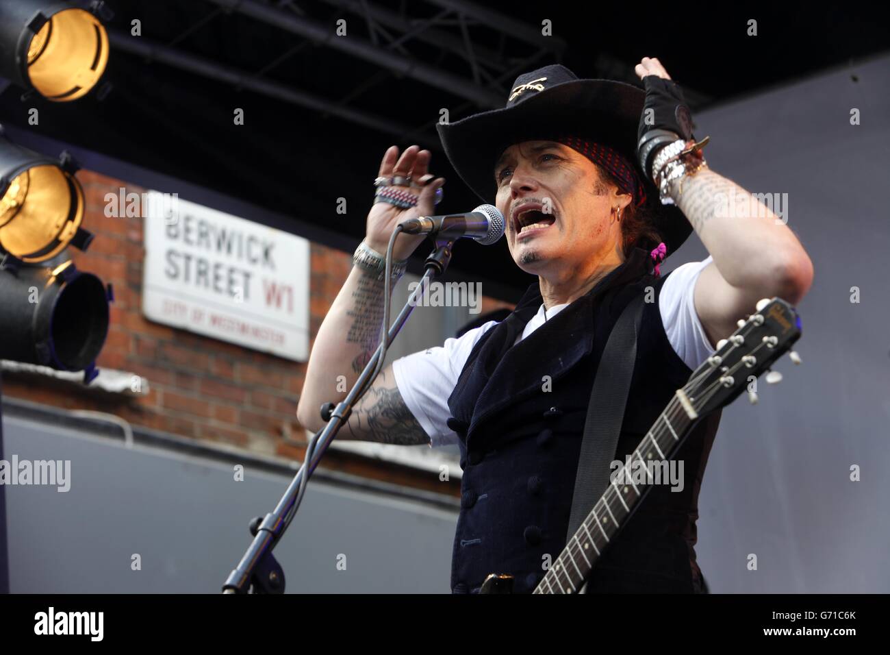 Adam ANT si esibisce a Berwick Street, Londra, celebrando il Record Store Day. Foto Stock