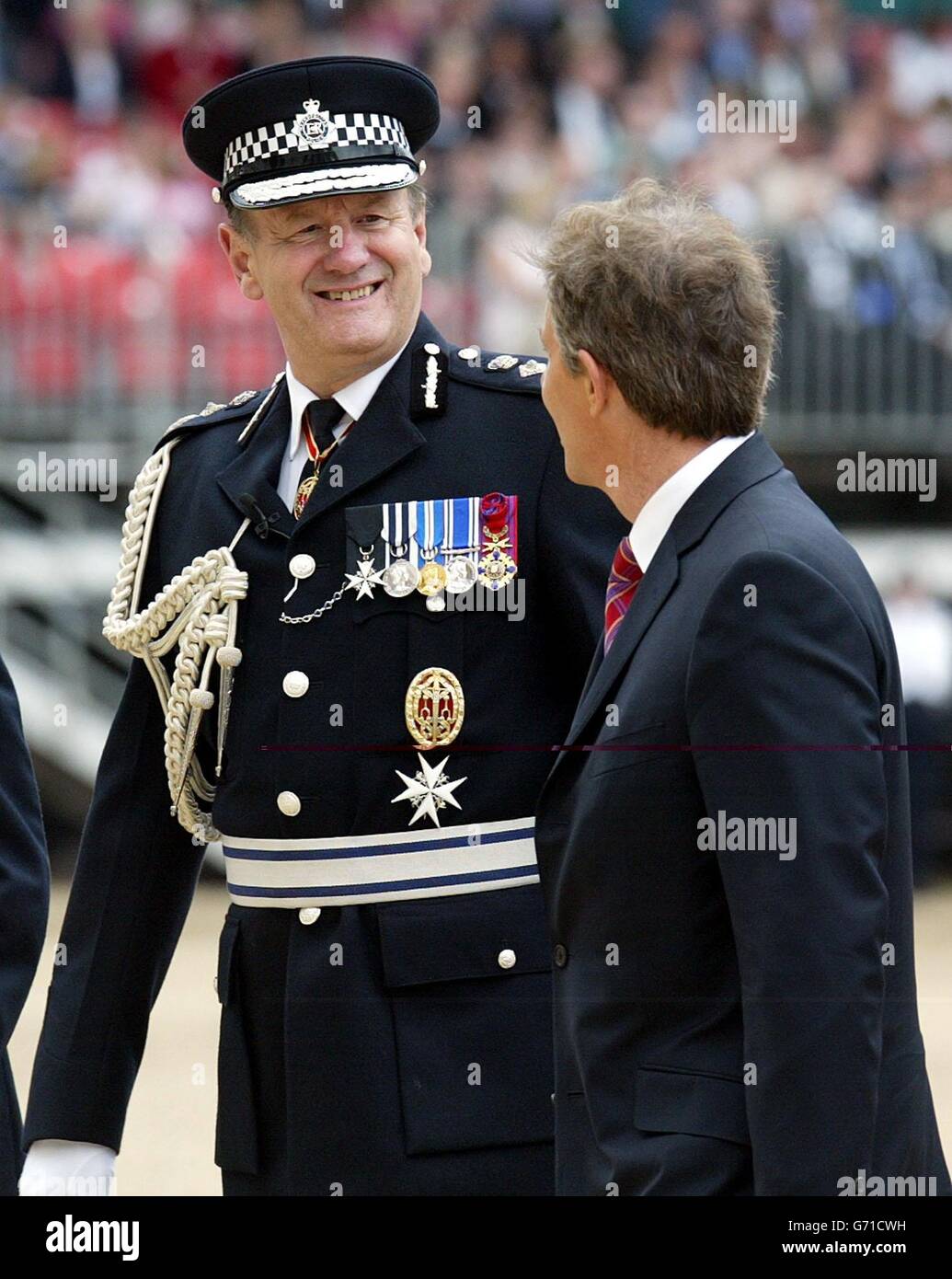 Il commissario della polizia Sir John Stevens (a sinistra) parla con il primo ministro britannico Tony Blair dopo aver riesaminato i suoi ufficiali in occasione di una celebrazione del 175° anniversario del Metropolitan Police Service alla Horse Guards Parade. Foto Stock