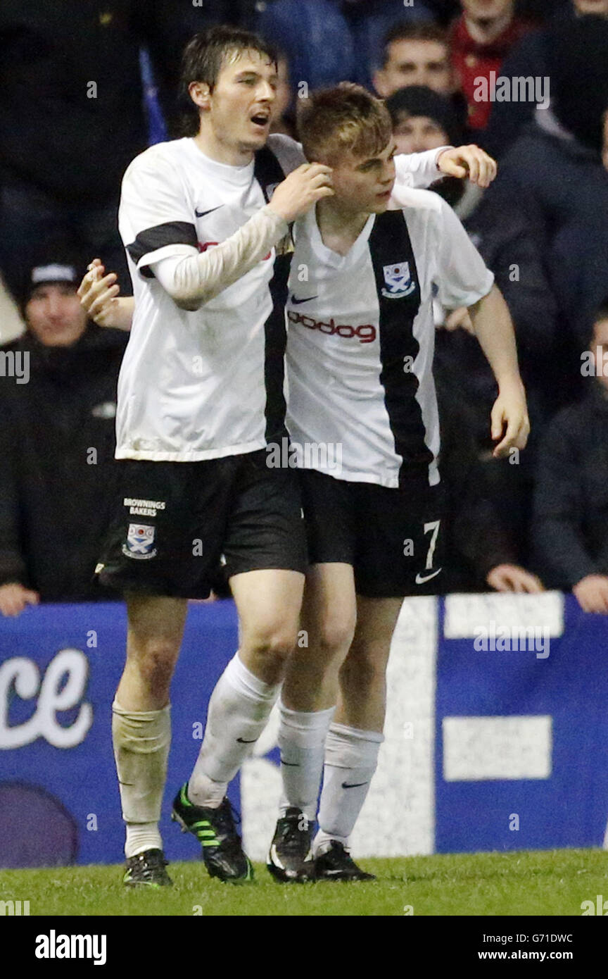 Calcio - Scottish League One - Rangers / Ayr United - Ibrox Stadium. Alan Forrest (a destra) di Ayr United celebra il suo obiettivo con Michael Donald (a sinistra) durante la partita della Scottish League One a Ibrox, Glasgow. Foto Stock