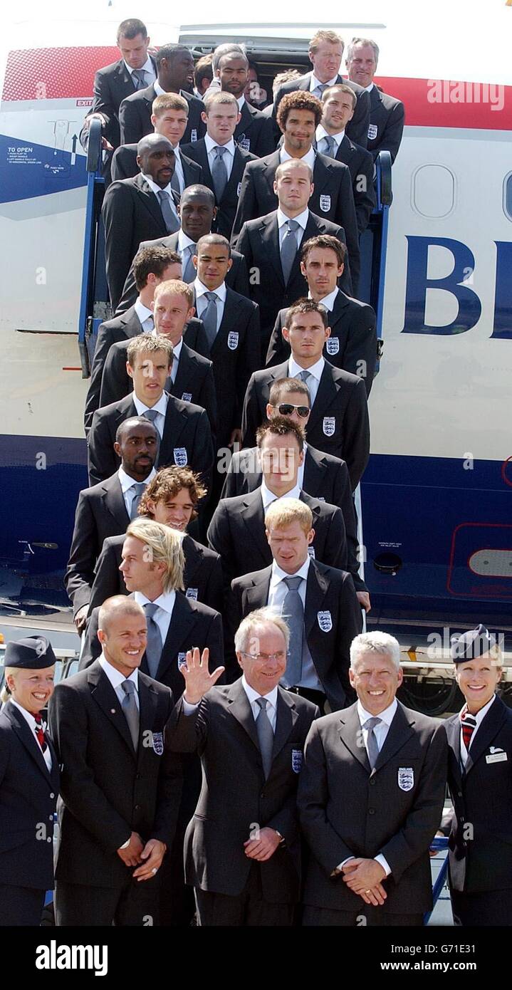 La squadra di calcio inglese salì a bordo del suo aereo all'aeroporto di Luton per volare in Portogallo per Euro 2004, prima fila a sinistra-destra: David Beckham, Sven-Goran Eriksson e Capo-esecutivo dell'Associazione di calcio Mark Palios. SOLO PER USO EDITORIALE, SENZA USO DI TELEFONI CELLULARI O PDA. USO DI INTERNET SOLO SU SITI AUTORIZZATI UEFA E QUINDI, NON PIÙ DI 10 FOTOGRAFIE PER METÀ DEL TEMPO DI RIPRODUZIONE NORMALE E CINQUE FOTOGRAFIE PER METÀ DEL TEMPO EXTRA POSSONO ESSERE PUBBLICATE VIA INTERNET CON UN INTERVALLO DI ALMENO UN MINUTO TRA L'INVIO DI CIASCUNA DI TALI FOTOGRAFIE. SOLO PER USO EDITORIALE, SENZA USO DI TELEFONI CELLULARI O PDA. USO DI INTERNET Foto Stock