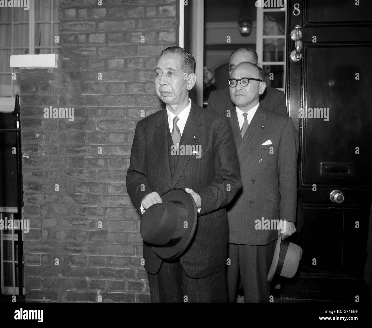 Nobusuke Kishi (l), il primo ministro giapponese, dopo aver visitato Sir Winston Churchill a casa sua a Hyde Park Gate, Londra. Kishi è in visita ufficiale di tre giorni in Gran Bretagna. Foto Stock