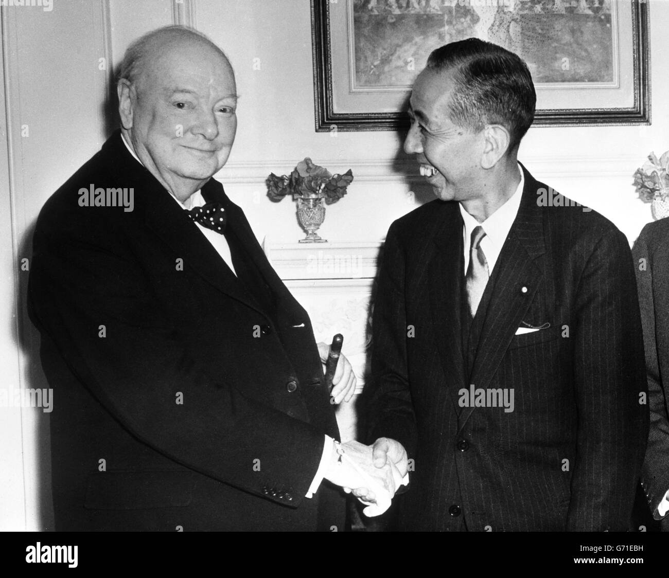 Nobusuke Kishi (l), il primo ministro giapponese, scuote la mano di Sir Winston Churchill dopo aver visitato la sua casa a Hyde Park Gate, Londra. Kishi è in visita ufficiale di tre giorni in Gran Bretagna. Foto Stock