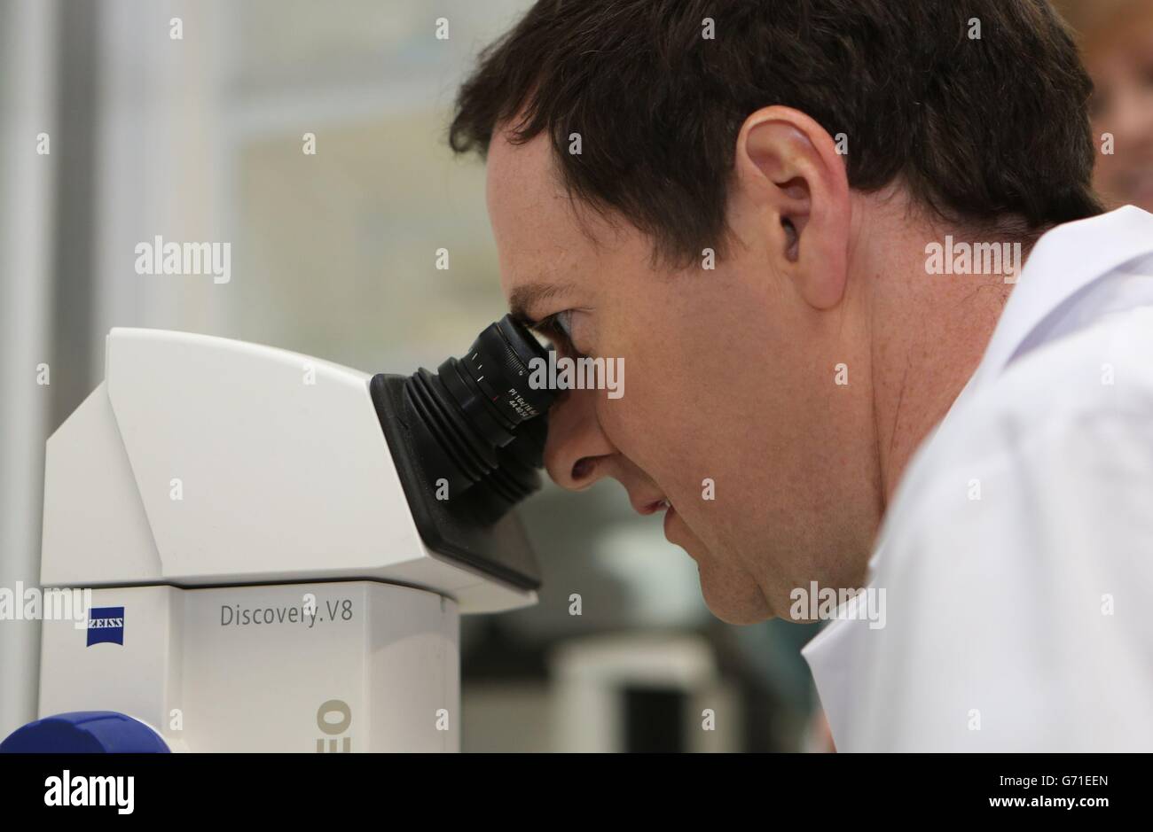 Il Cancelliere dello scacchiere George Osborne durante una visita al laboratorio MRC di biologia molecolare al Cambridge Biomedical Campus come ha annunciato oggi che il governo finanzierà una nuova nave di ricerca polare da 200 milioni di sterline come parte dei suoi sforzi per trasformare le competenze scientifiche in successo economico. Foto Stock