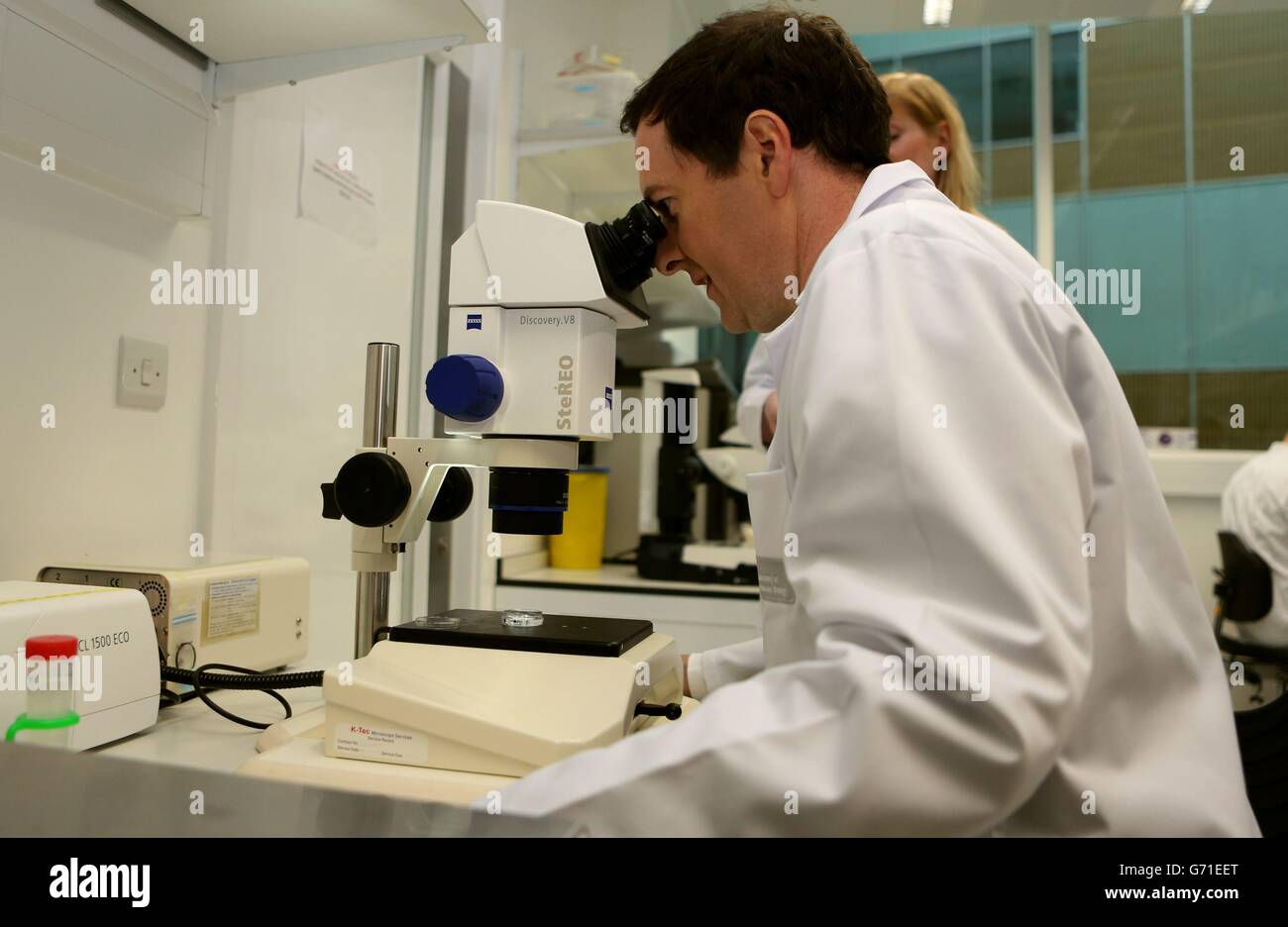 Il Cancelliere dello scacchiere George Osborne durante una visita al laboratorio MRC di biologia molecolare al Cambridge Biomedical Campus come ha annunciato oggi che il governo finanzierà una nuova nave di ricerca polare da 200 milioni di sterline come parte dei suoi sforzi per trasformare le competenze scientifiche in successo economico. Foto Stock