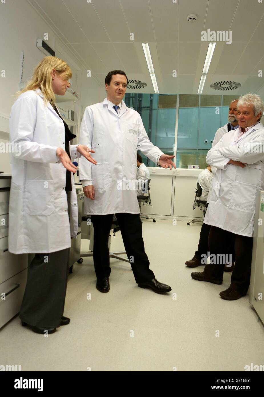 Cancelliere dello scacchiere George Osborne durante una visita al laboratorio MRC di Biologia molecolare al campus biomedico di Cambridge, come ha annunciato oggi che il governo finanzierà una nuova nave di ricerca polare da £200 milioni come parte dei suoi sforzi per trasformare le competenze scientifiche in successo economico. Foto Stock