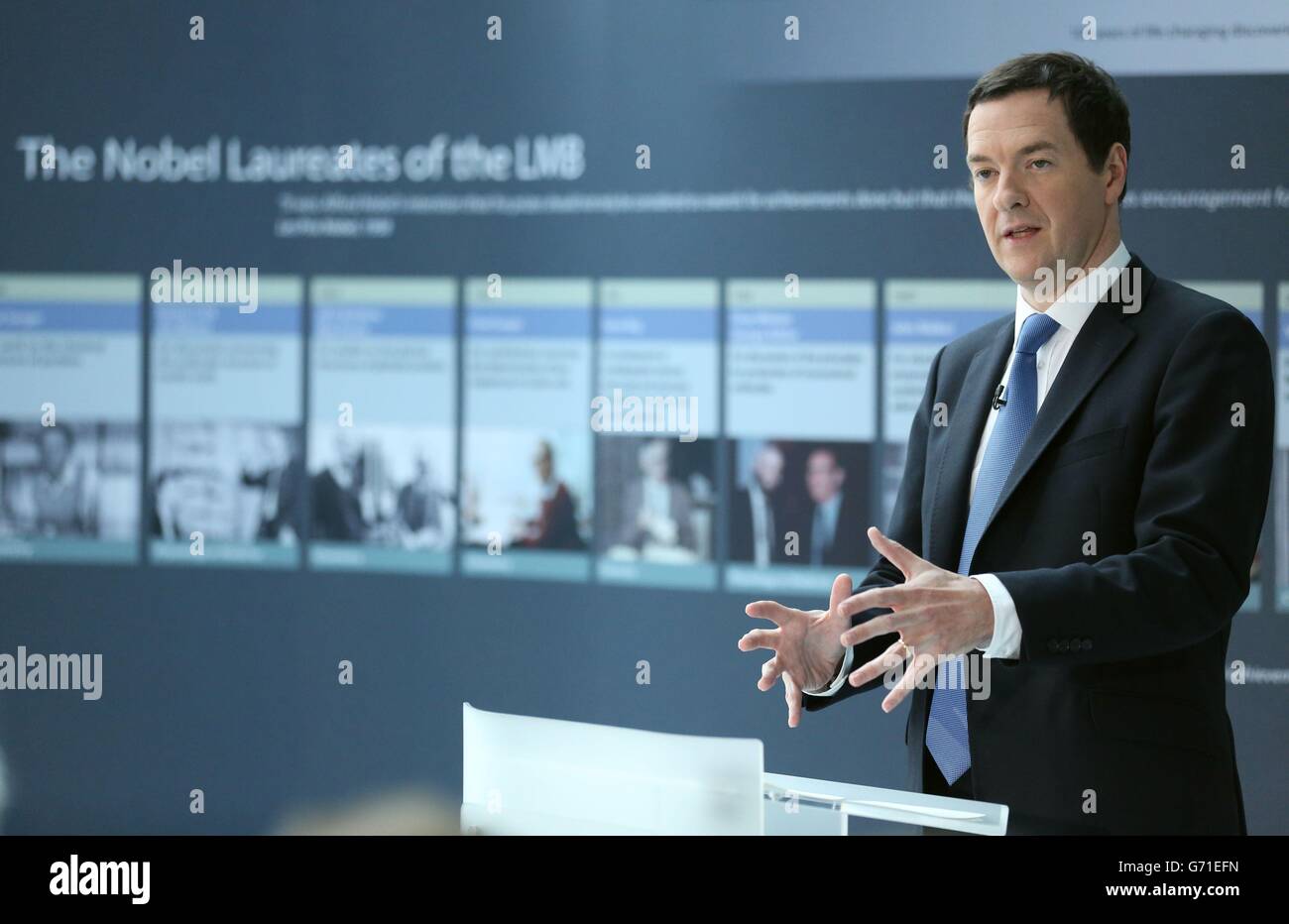 Il Cancelliere dello scacchiere George Osborne ha tenuto un discorso durante una visita al laboratorio MRC di Biologia molecolare presso il campus biomedico di Cambridge, come ha annunciato oggi che il governo finanzierà una nuova nave di ricerca polare da 200 milioni di sterline come parte dei suoi sforzi per trasformare le competenze scientifiche nel successo economico. Foto Stock