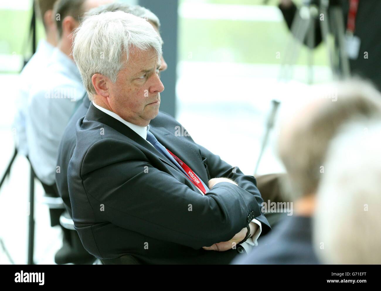 Il deputato per South Cambridgeshire Andrew Lansley guarda sopra come Cancelliere dello scacchiere George Osborne dà un discorso durante una visita al laboratorio MRC di biologia molecolare al campus biomedico di Cambridge come ha annunciato oggi che il governo finanzierà una nuova nave di ricerca polare di £200 milioni come parte dei suoi sforzi per trasformare le competenze scientifiche in successo economico. Foto Stock