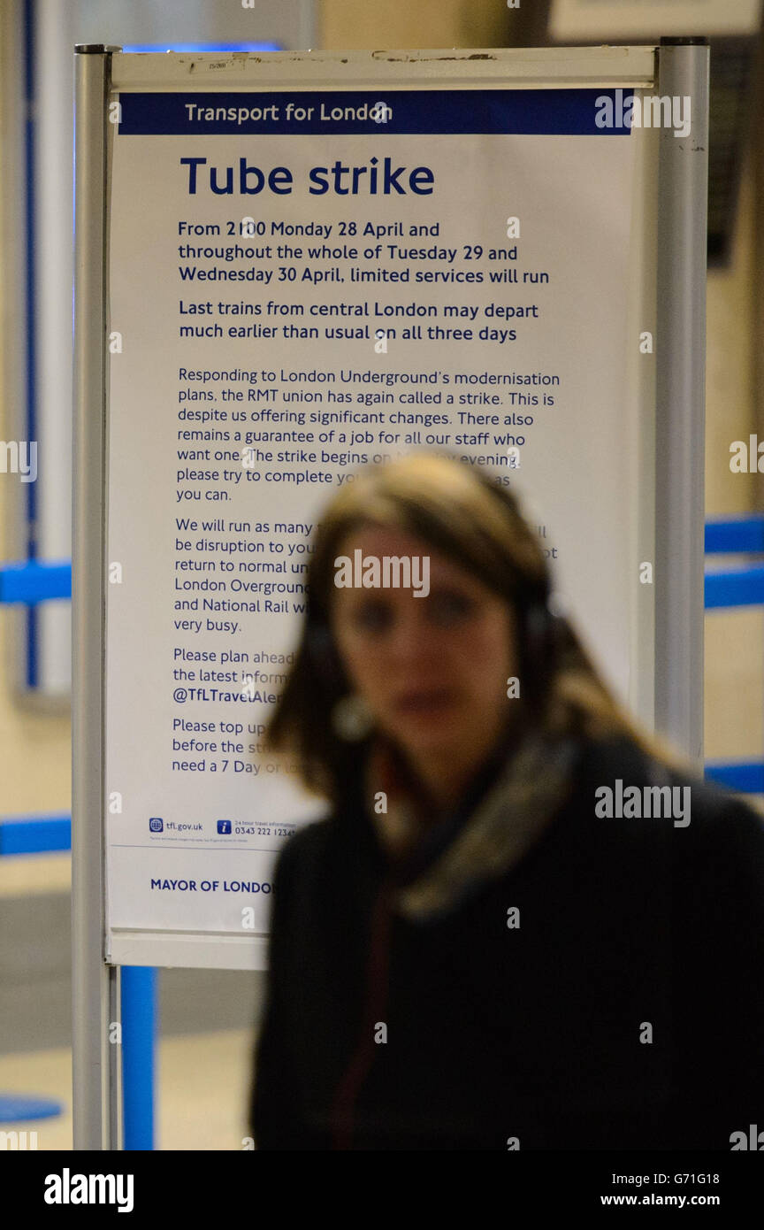 Un passeggero alla stazione di Tower Hill, nel centro di Londra, passa davanti a un cartello che indica l'inizio di 48 ore di azione industriale da parte dei membri del sindacato RMT che interessano la metropolitana di Londra in una fila sopra la chiusura della biglietteria. Foto Stock