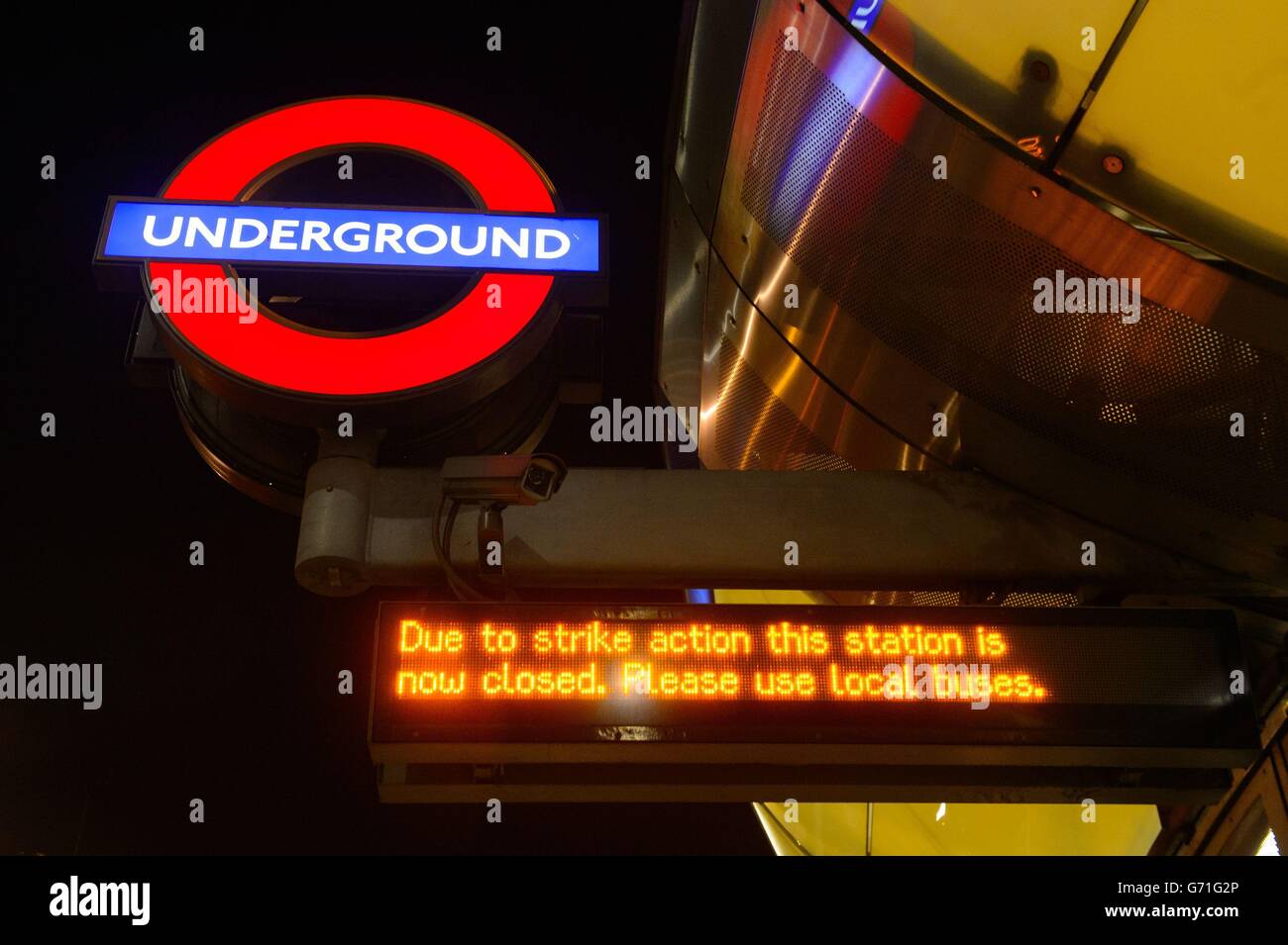 Un cartello elettronico presso la stazione della metropolitana Southwark, nel centro di Londra, che dà notizia dell'inizio di 48 ore di azione industriale da parte dei membri del sindacato RMT che colpiscono la metropolitana di Londra in una fila sopra la chiusura delle biglietterie. Foto Stock