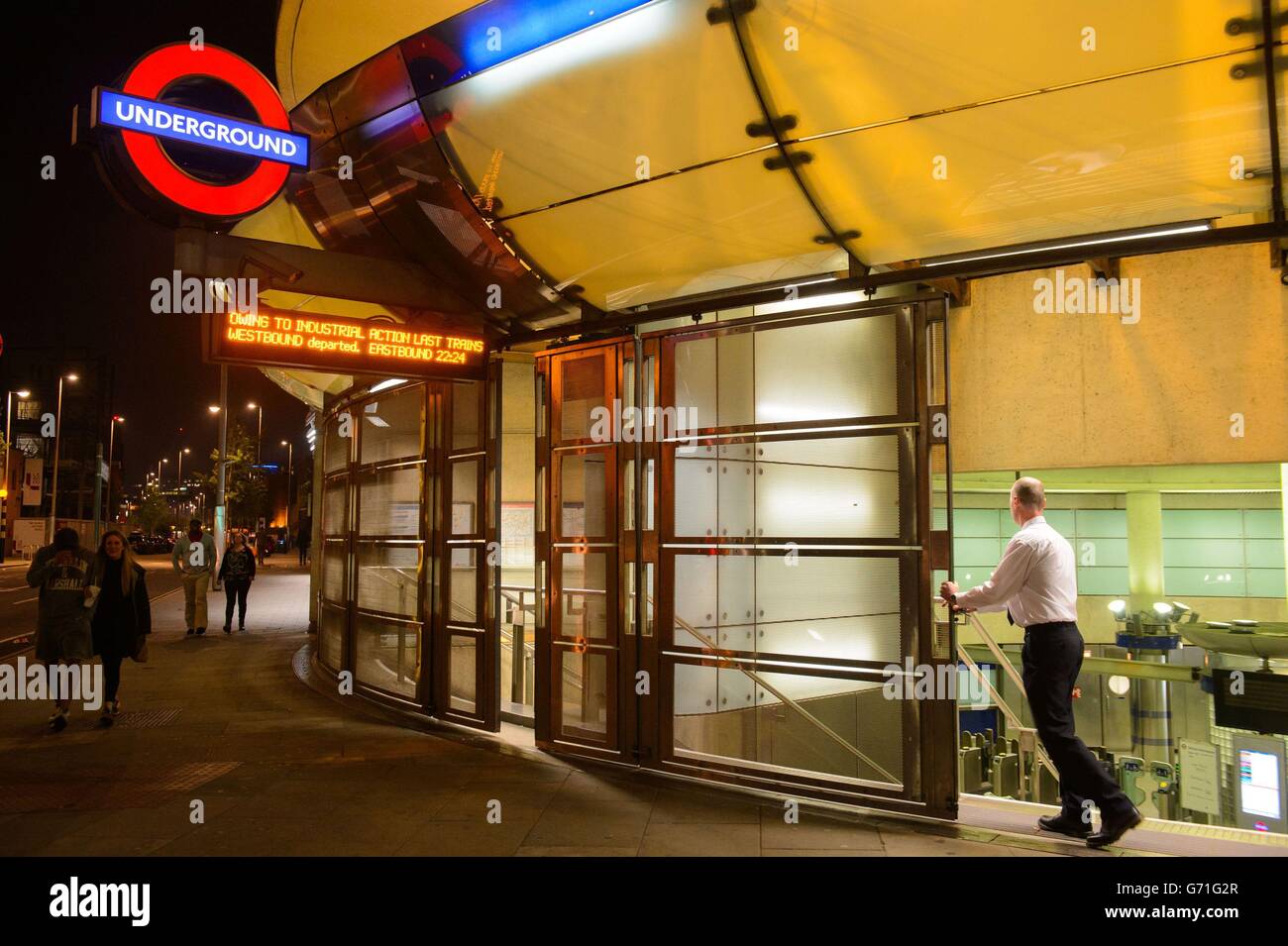 Un membro del personale chiude le persiane alla stazione della metropolitana di Southwark, nel centro di Londra, all'inizio di 48 ore di attività industriale da parte dei membri del sindacato RMT che interessano la metropolitana di Londra in una fila sopra la chiusura della biglietteria. Foto Stock