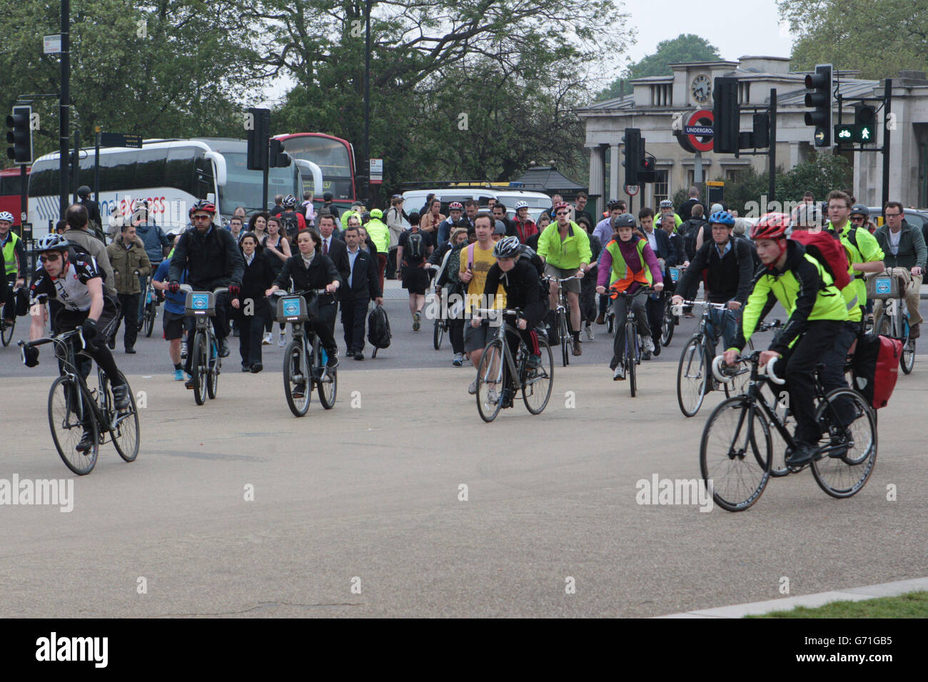 Pendolari a Hyde Park Corner il primo giorno di uno sciopero di 48 ore da parte di lavoratori della metropolitana di Londra, oltre alla chiusura della biglietteria. Foto Stock