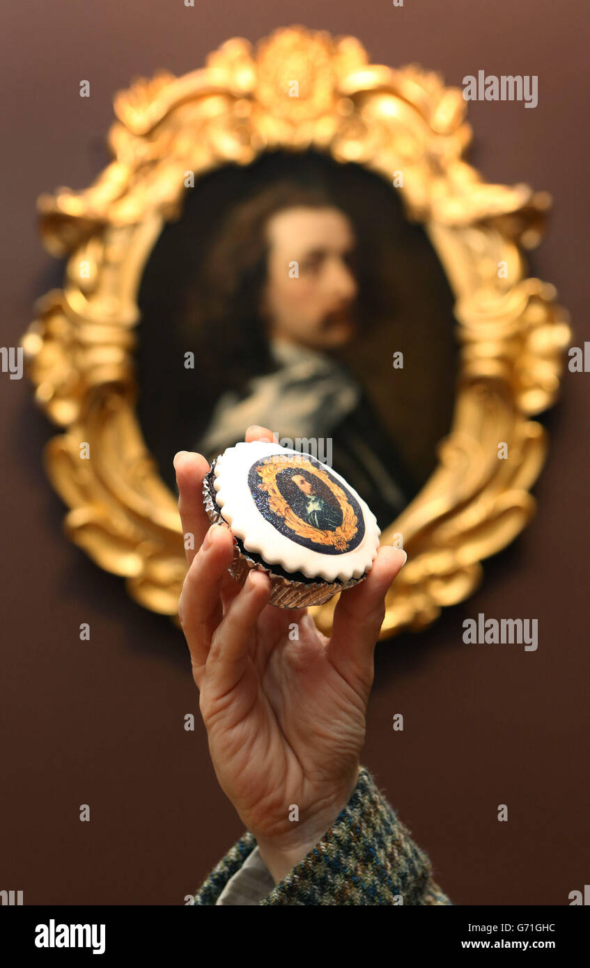 Il curatore del XVII secolo Catharine MacLeod tiene una torta a tema Van Dyck davanti a un autoritratto del pittore Sir Anthony van Dyck appeso alla National Portrait Gallery di Londra, che deve rimanere nel paese dopo una campagna riuscita ha sollevato più di £10 milioni per salvarlo per la nazione. Foto Stock