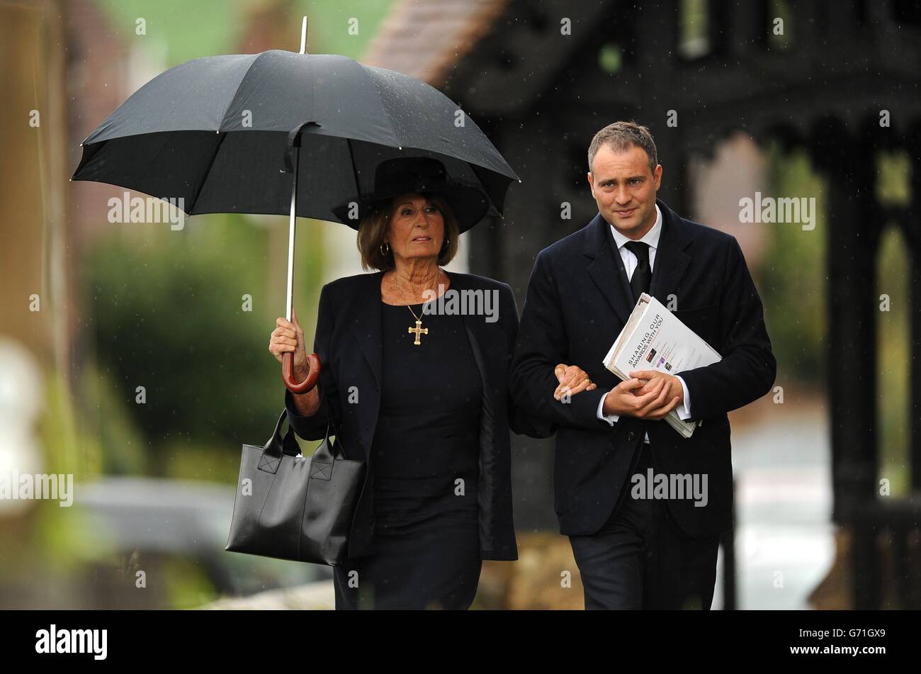 Lady Annabel Goldsmith e ben Goldsmith arrivano alla chiesa della Santissima Trinità a Stourpaine, Dorset, per i funerali di Mark Shand. Foto Stock