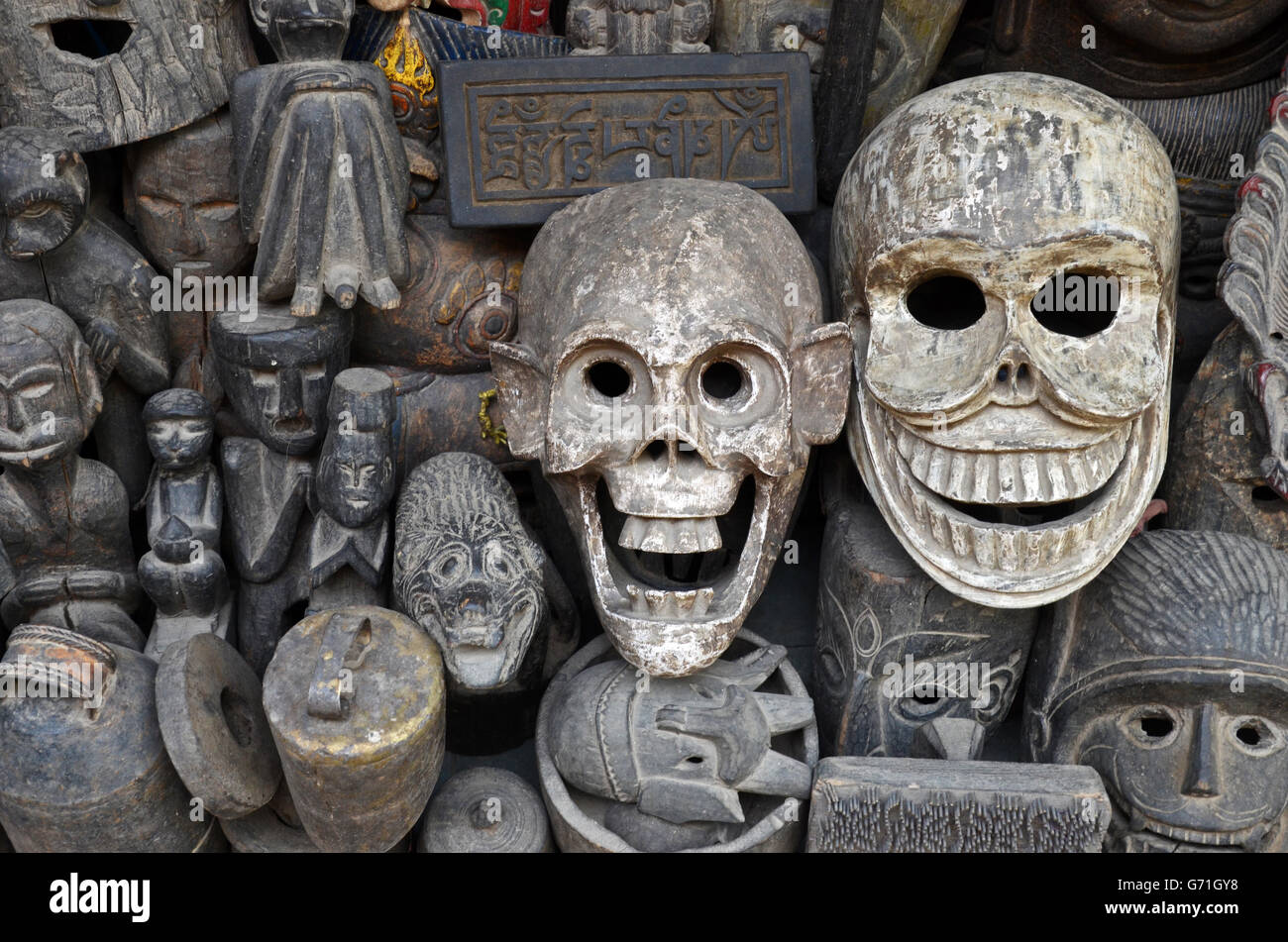 Maschere per la vendita al di fuori di un negozio nel quartiere Thamel, Kathmandu, Nepal Foto Stock