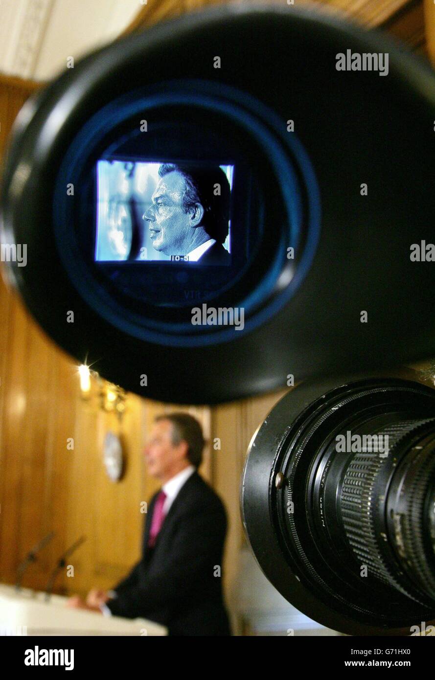 Il primo ministro Tony Blair parla ai media durante la sua conferenza stampa mensile a 10 Downing Street. Tony Blair ha insistito sul fatto che aveva ragione a intraprendere un'azione militare contro l'Iraq. Nonostante i poveri laburisti che si sono manifestati in seno al consiglio locale e alle elezioni europee, in parte accusati dai ministri di un voto di protesta contro la guerra, il primo ministro ha difeso con forza il rovesciamento di Saddam Hussein. Foto Stock