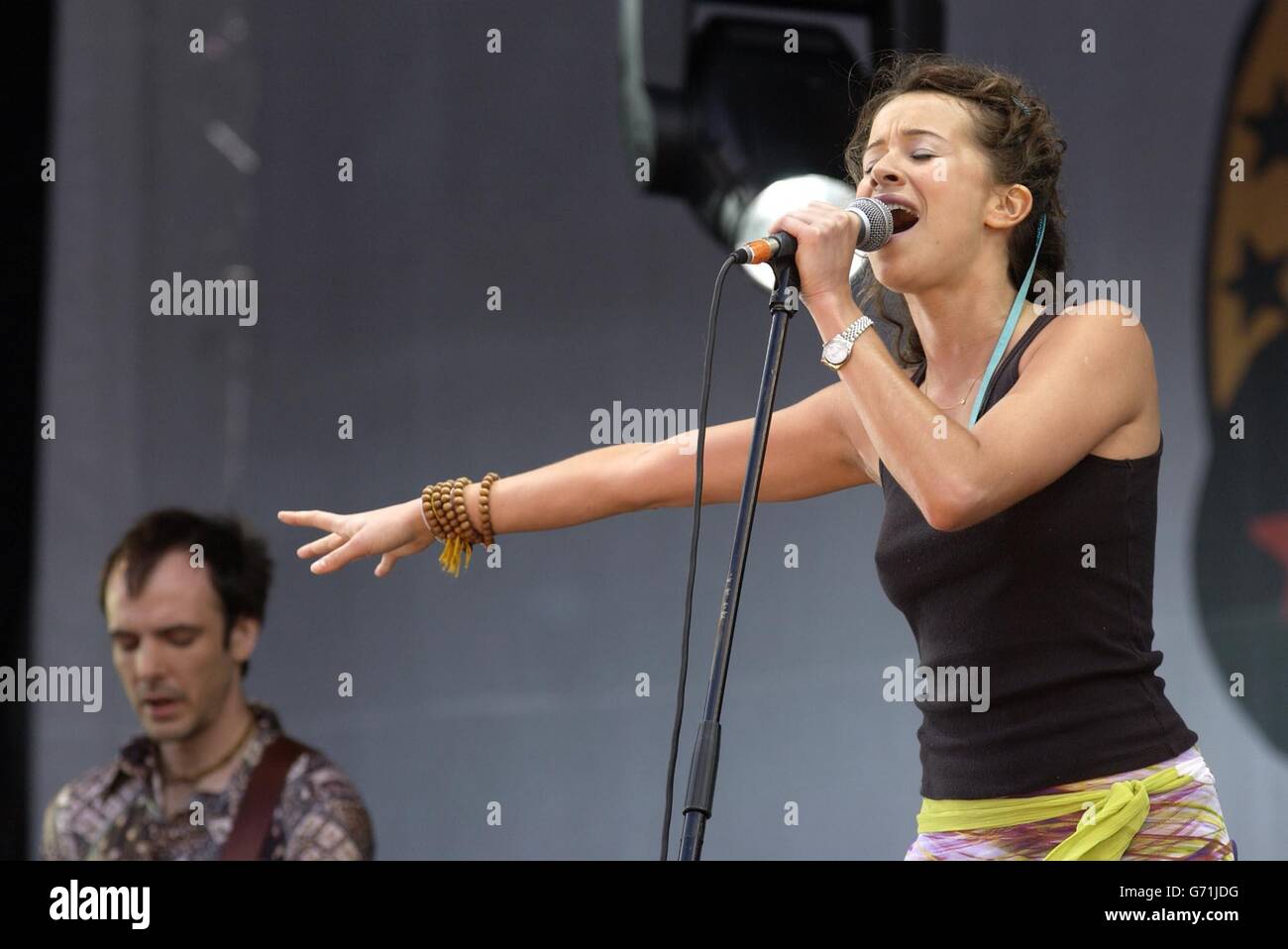 Leah Wood, figlia del chitarrista Ronnie Wood di Rolling Stone, suona sul palco dal vivo nella sua band The Leah Wood Group durante il festival Isle of Wight al Seaclose Park di Newport, Isola di Wight. Foto Stock