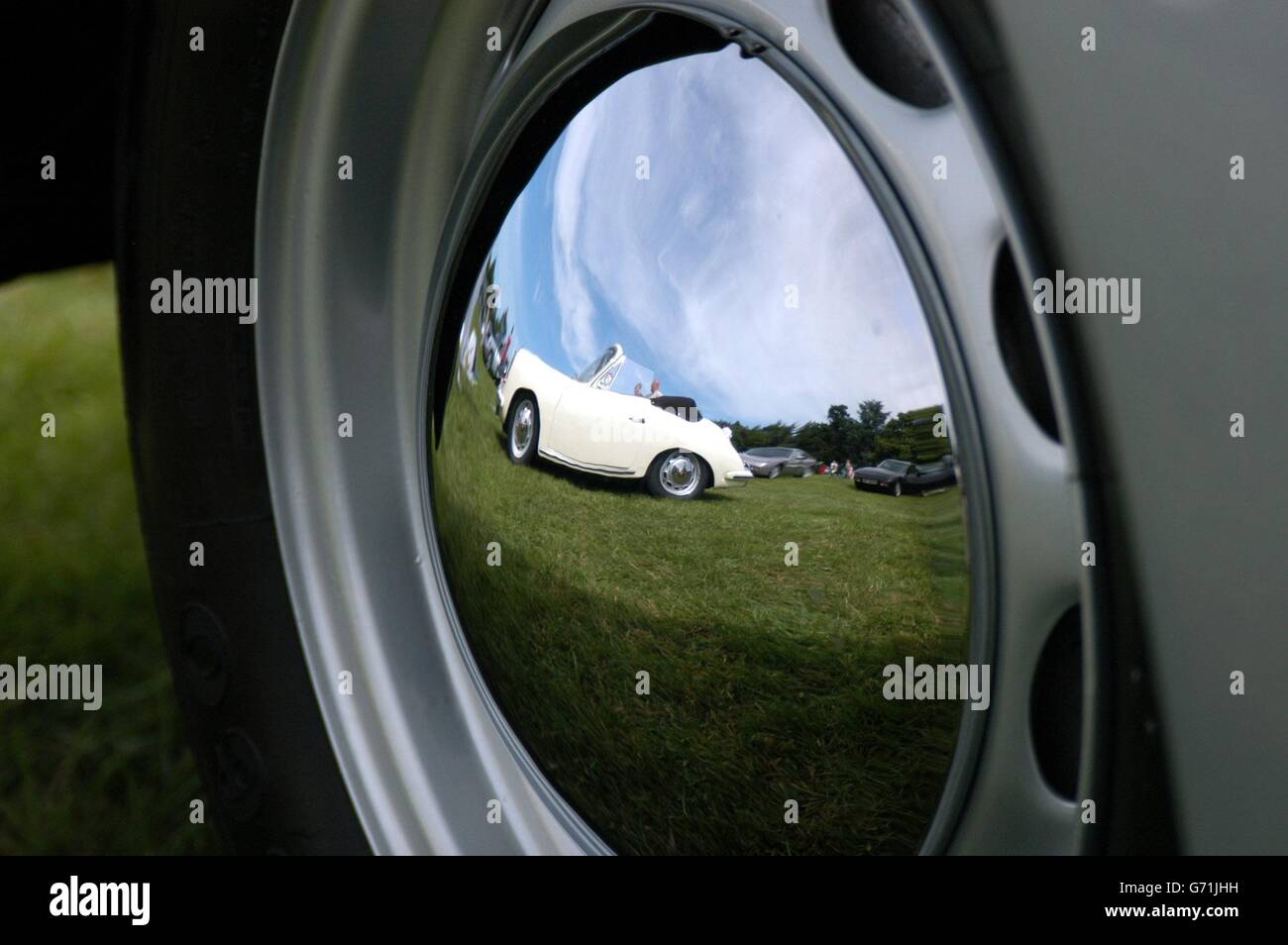 Harewood Porsche Show. Il riflesso di una Porsche vintage in mostra al Harewood House Porsche Gathering, Harewood, Yorkshire. Foto Stock