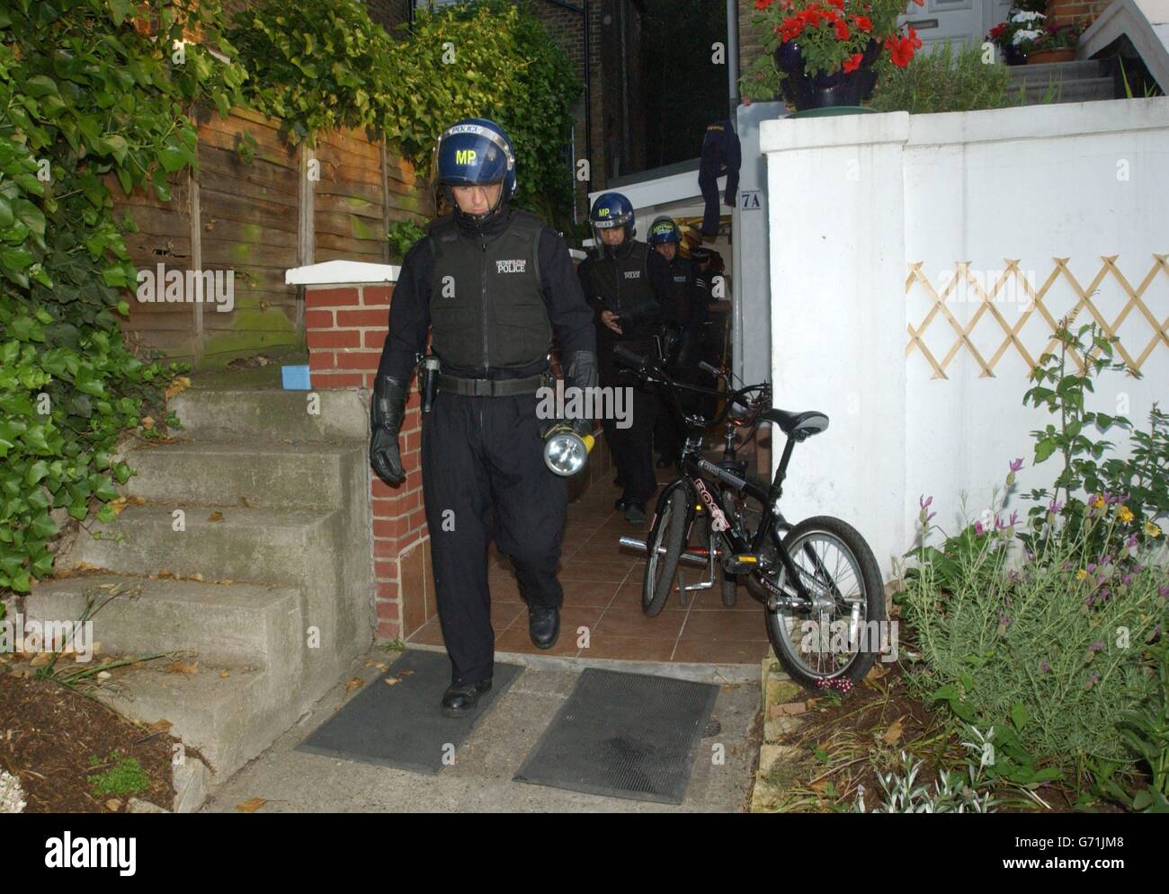 Ufficiali di polizia in una proprietà ad Anerley, nel sud di Londra, durante una serie di incursioni coordinate all'alba lanciate per distruggere una grande truffa per l'immigrazione dei visti per studenti. Più di 120 funzionari hanno ingaggiato 12 indirizzi in tutta Londra e nell'Essex e dieci persone sono state detenute per sospetto di reati relativi alla facilitazione dell'ingresso illegale e del congedo per rimanere nel Regno Unito, e il riciclaggio di denaro. Foto Stock