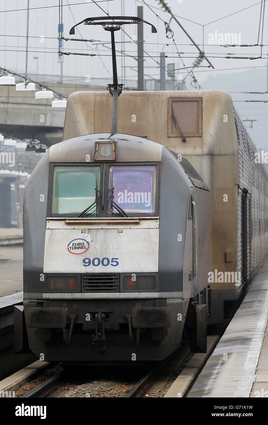 Una visione generale di un treno Eurotunnel in partenza per la Francia presso il sito Eurotunnel di Folkestone, Kent, in vista del ventesimo anniversario della creazione del tunnel tra Regno Unito e Francia. 25/4/14 Foto Stock