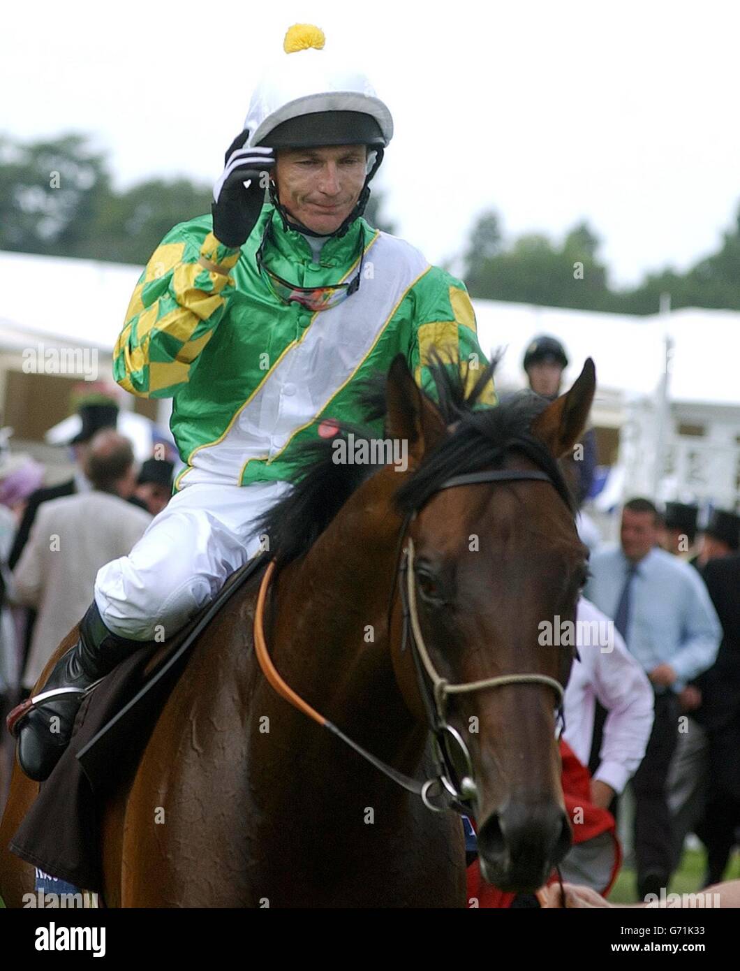 Philip Robinson su Rakti dopo aver vinto il 3.45 Prince of Wales's Stakes al Royal Ascot nel Berkshire. Foto Stock