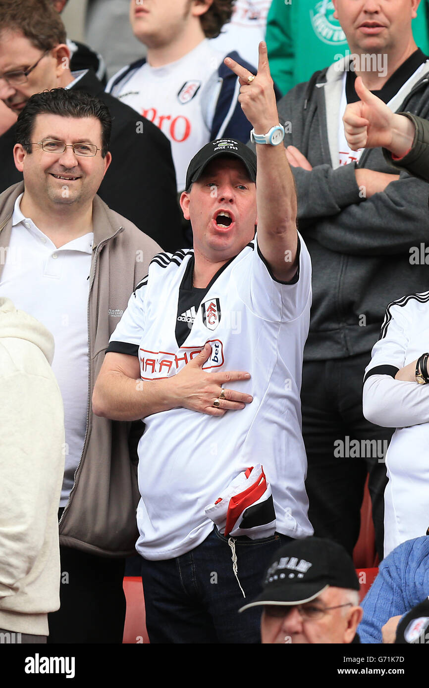 Calcio - Barclays Premier League - Stoke City v Fulham - Britannia Stadium. I REDATTORI NOTANO I fan DEL GESTO Fulham nei supporti. Foto Stock