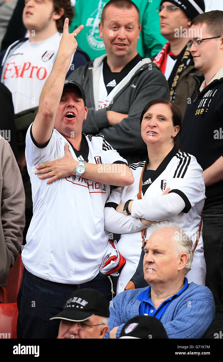 Calcio - Barclays Premier League - Stoke City v Fulham - Britannia Stadium. I REDATTORI NOTANO I fan DEL GESTO Fulham nei supporti. Foto Stock