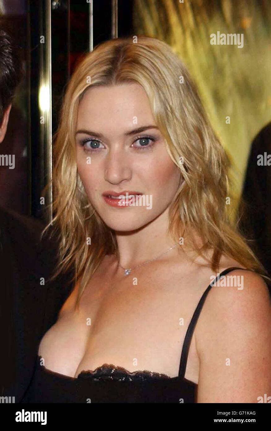 Immagine del file datata 18/09/02 dell'attrice Kate Winslet che arriva all'Empire Leicester Square di Londra per la prima britannica di 'Road to perdition'. Kate Winslet è protagonista nel primo film britannico di Woody Allen che è stato annunciato oggi Venerdì 18 Giugno 2004. Comparirà insieme ai colleghi di Brits Emily Mortimer e Jonathan Rhys Meyers.Details della produzione di 15 milioni di dollari (8,5 m) di as-yet-untitled sono avvolte nella segretezza ma si ritiene che sia regolato nell'alta società di Londra. Vedi PA Story SHOWBIZ Winslet PA photo: Myung Jung Kim Foto Stock