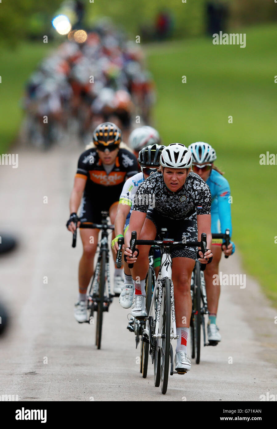 I leader lasciano la tenuta di Althorp House durante la prima tappa del 2014 Women's Tour of Britain nel Northamptonshire. Foto Stock